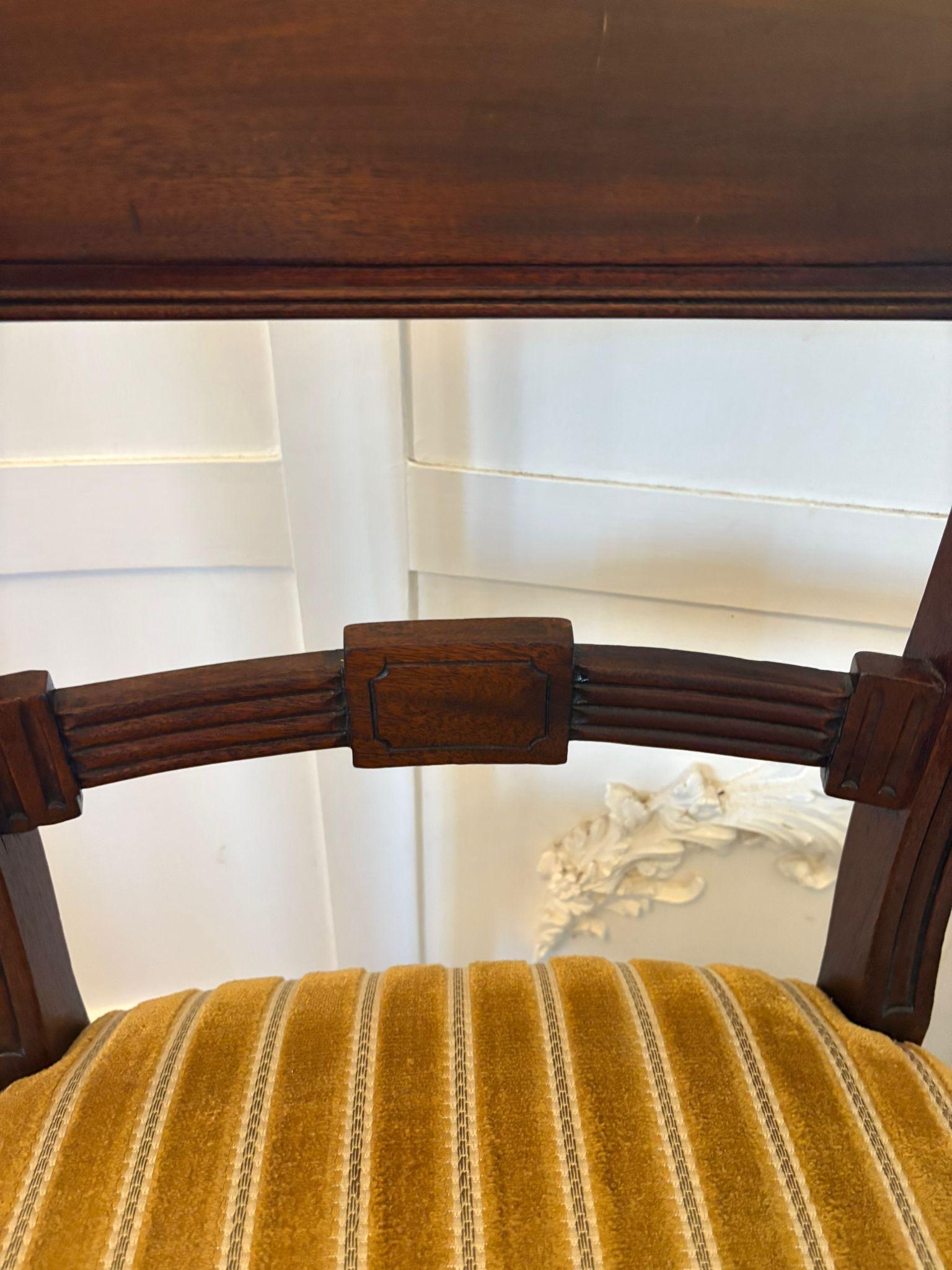 Paire de chaises d'appoint anciennes en acajou de qualité George III en vente 5