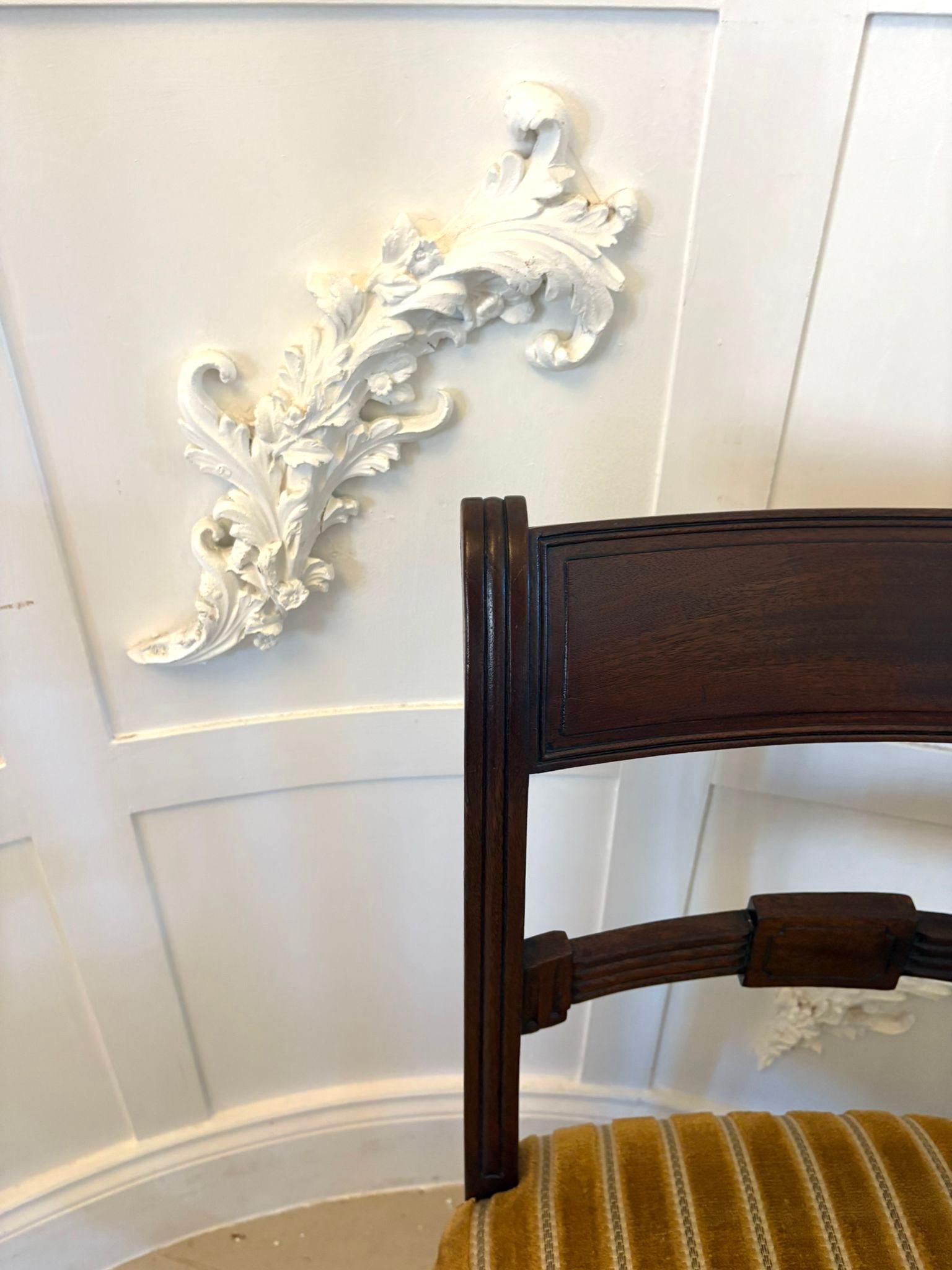Paire de chaises d'appoint anciennes en acajou de qualité George III en vente 6