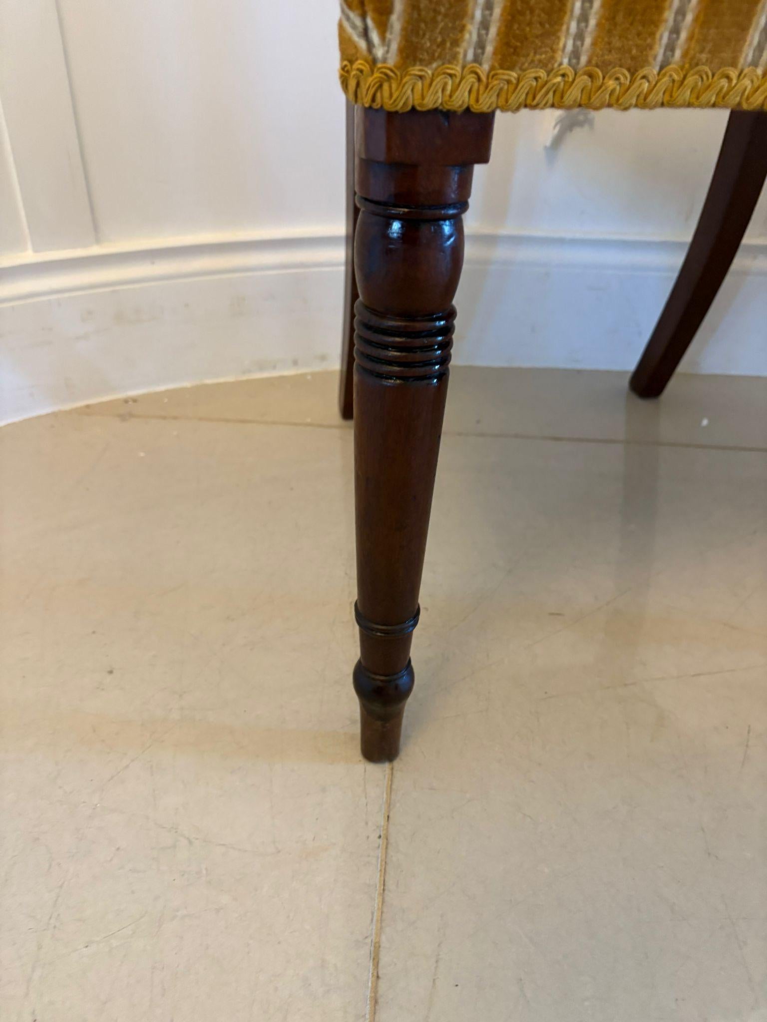 Paire de chaises d'appoint anciennes en acajou de qualité George III en vente 7