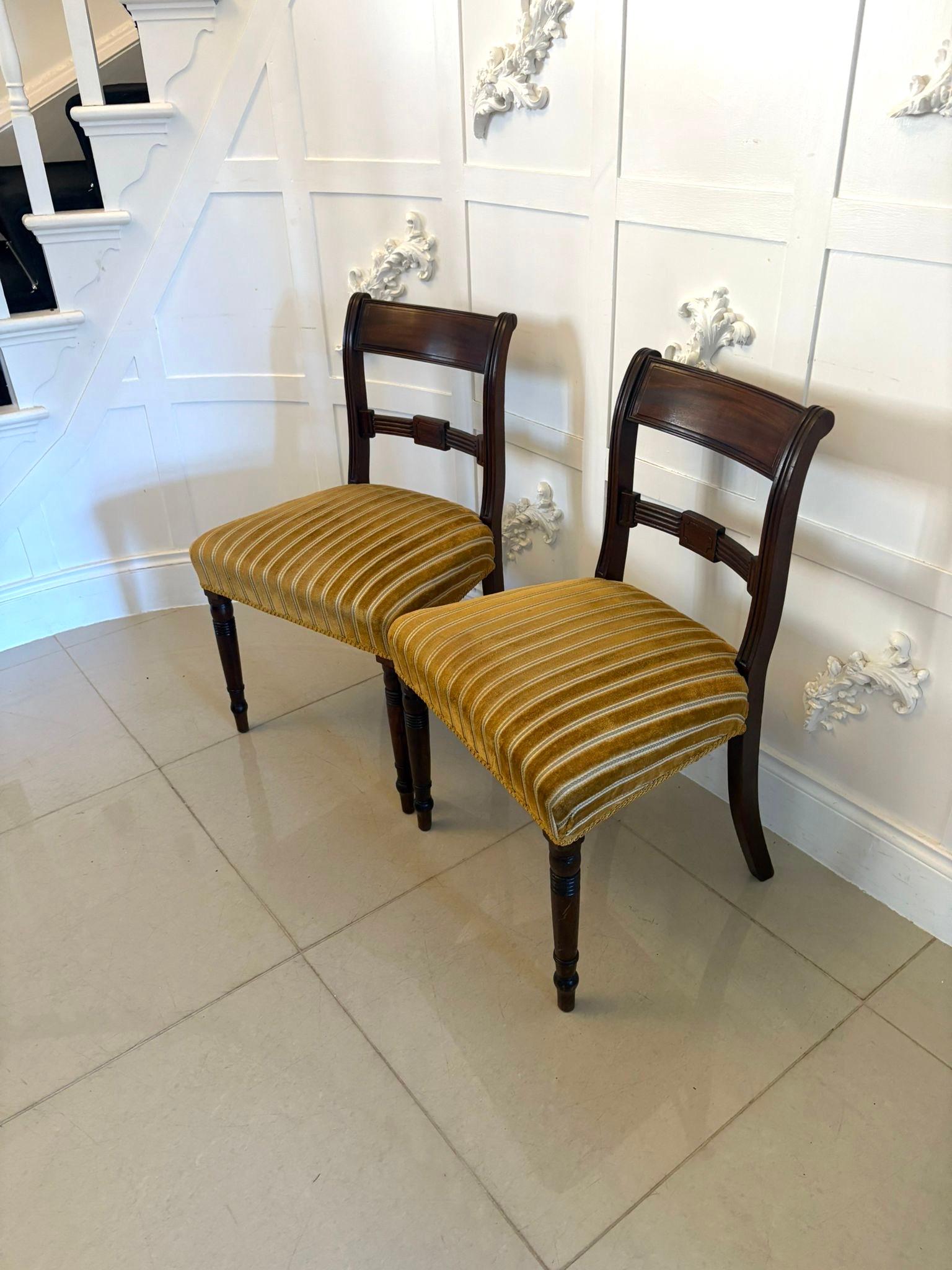 Anglais Paire de chaises d'appoint anciennes en acajou de qualité George III en vente