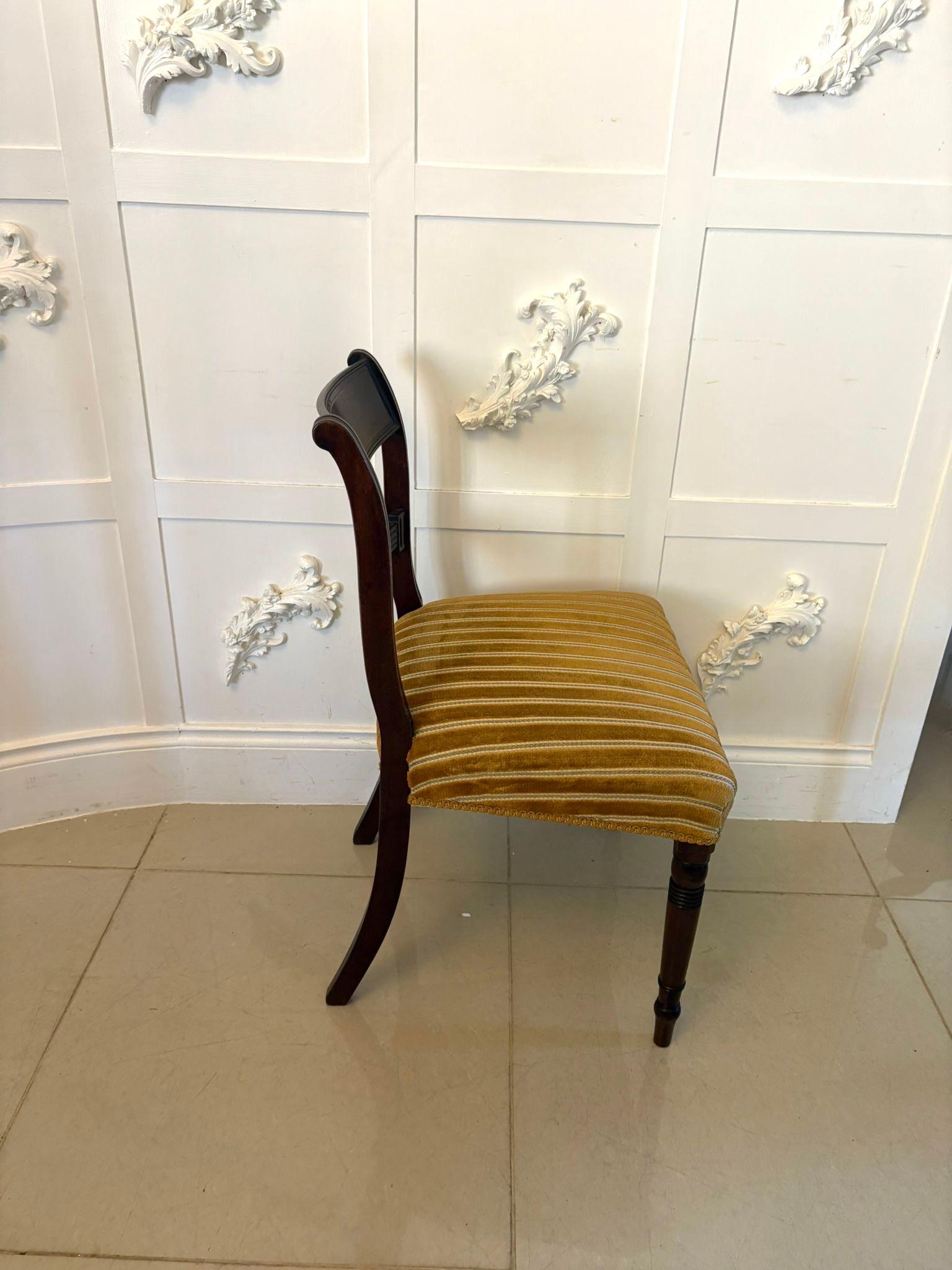 XIXe siècle Paire de chaises d'appoint anciennes en acajou de qualité George III en vente
