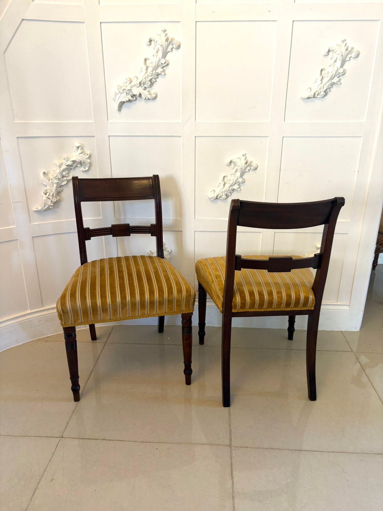 Paire de chaises d'appoint anciennes en acajou de qualité George III en vente 1