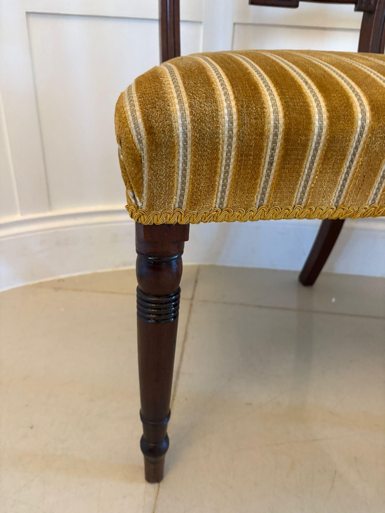 Paire de chaises d'appoint anciennes en acajou de qualité George III en vente 2