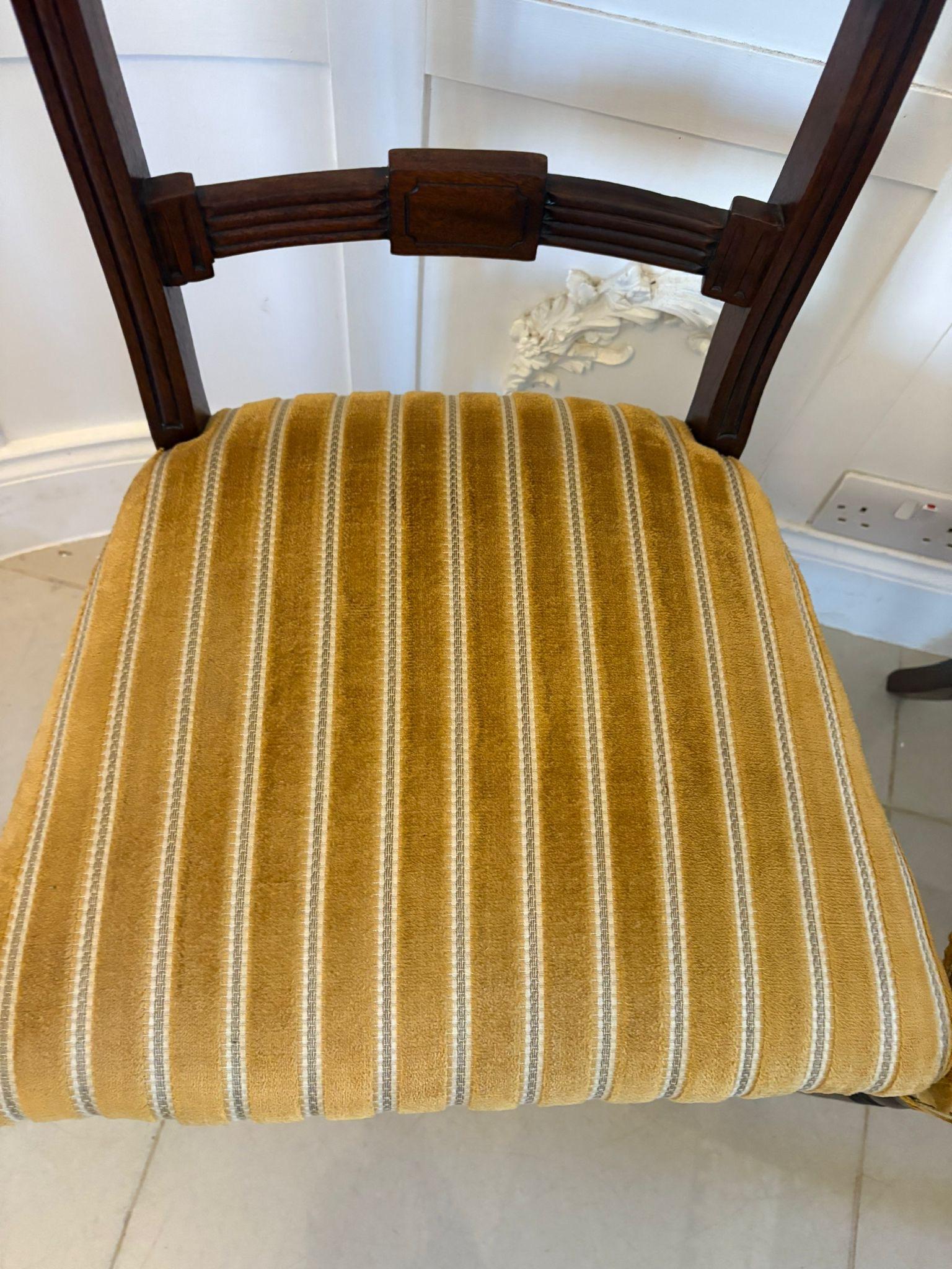 Paire de chaises d'appoint anciennes en acajou de qualité George III en vente 3