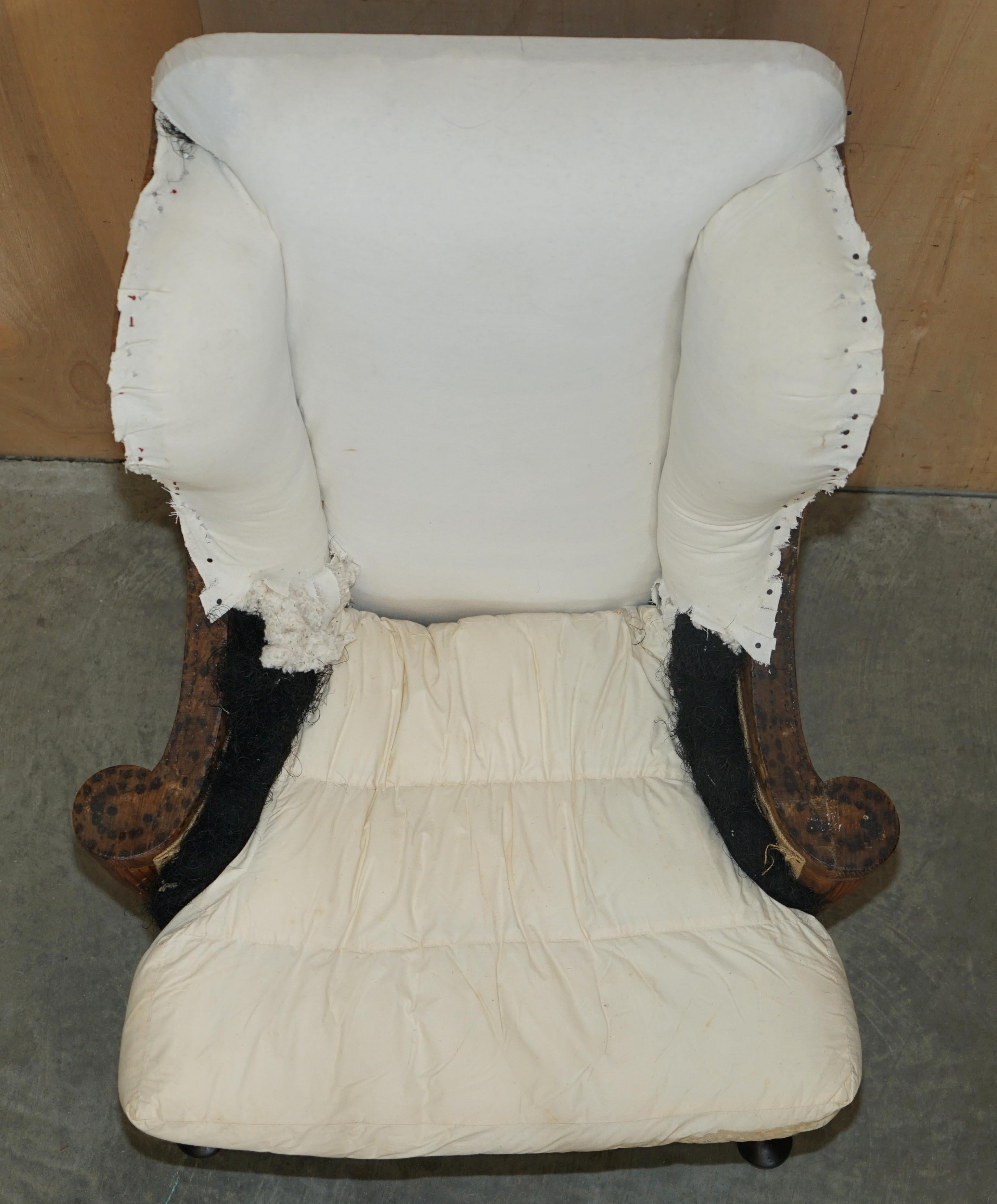 Paire de fauteuils géorgiens anciens déconstruits à dossier à oreilles William Morris en vente 5