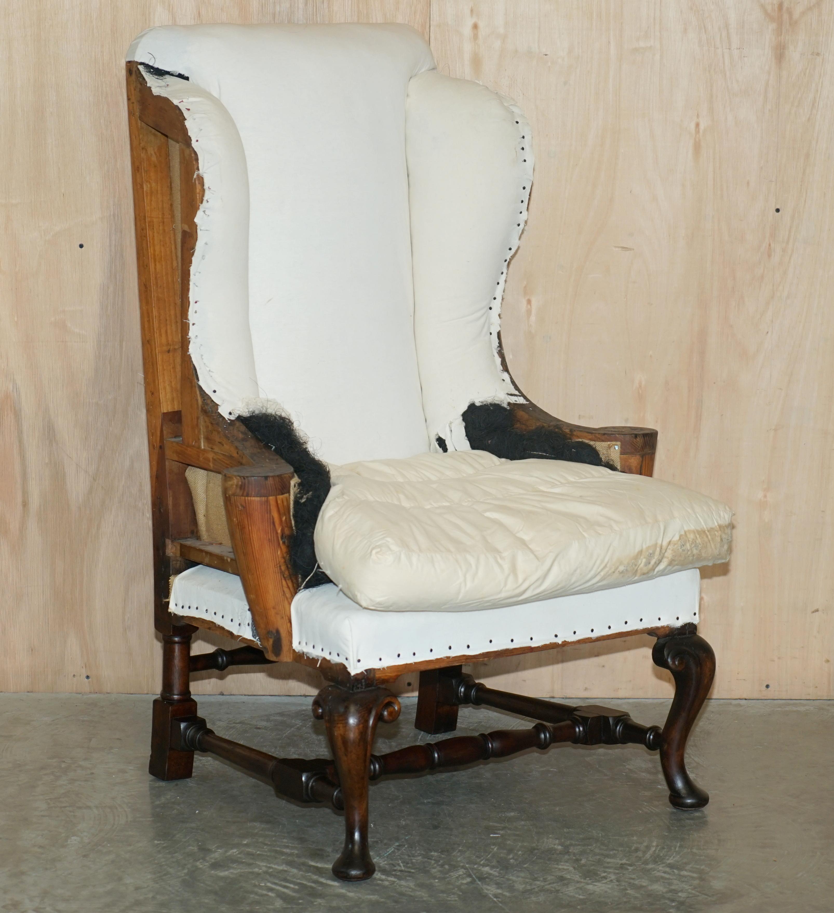 Nous sommes ravis d'offrir à la vente cette exquise paire de fauteuils Wingback déconstruits de l'époque géorgienne vers 1820, avec des pieds cabriole ornementalement sculptés et des accoudoirs plats de style William Morris.

Cette paire a été