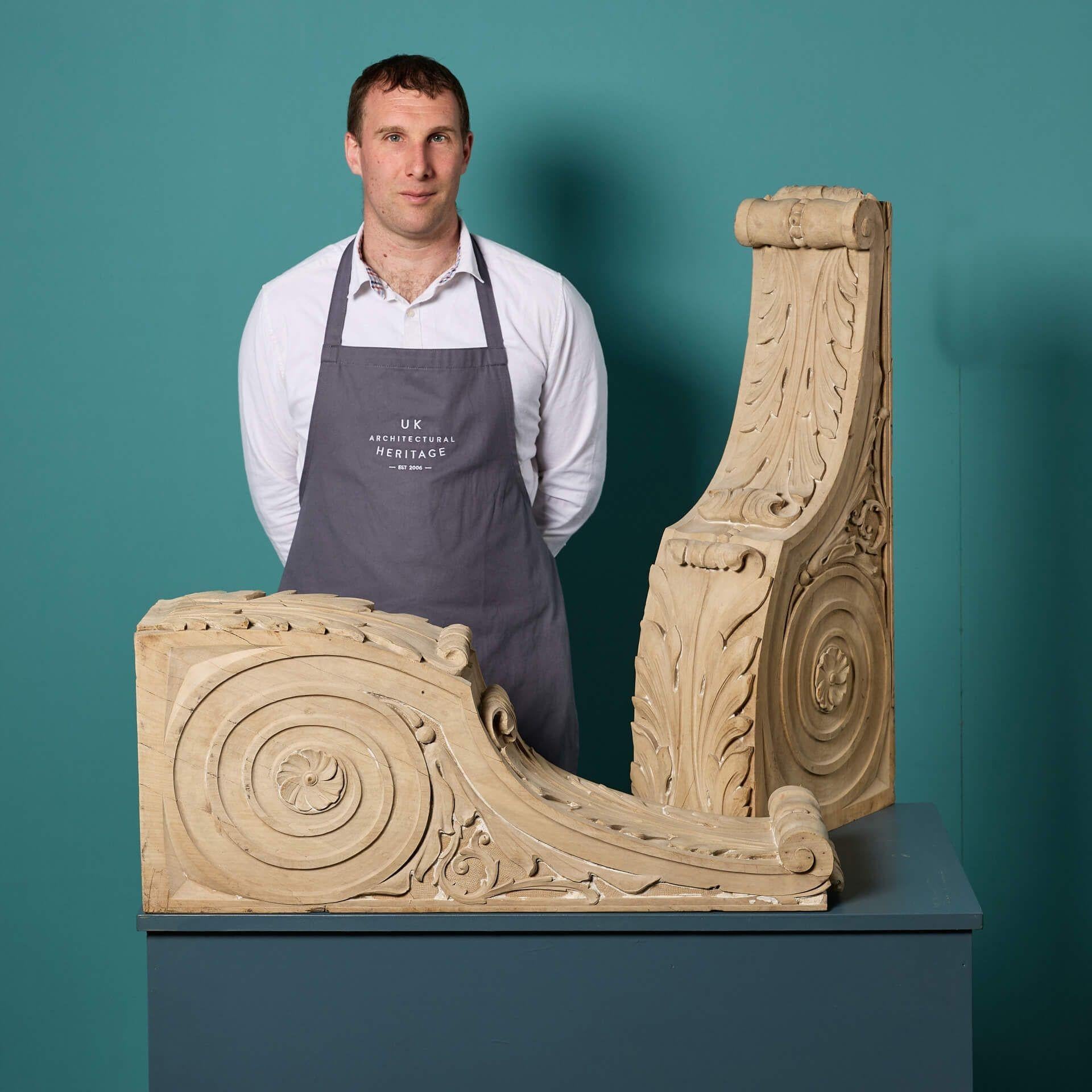 Paire d'encorbellements anciens en bois de tilleul de style géorgien.

Cette paire de corbeaux sculptés à la main est d'une taille impressionnante et présente des motifs ornés de feuillages et d'enroulements.

Leur très grande taille, leur couleur
