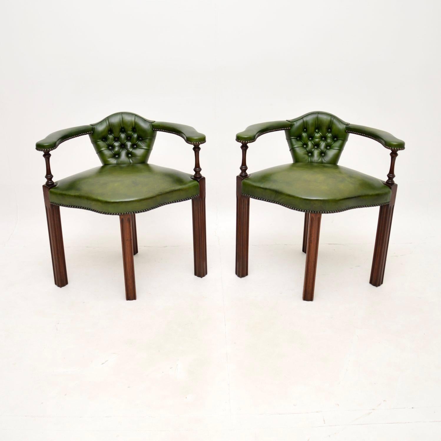 Superbe paire de fauteuils anciens de style géorgien. Fabriqués en Angleterre, ils datent des années 1950-60.

La qualité est exceptionnelle, ils sont magnifiquement conçus et peuvent être utilisés comme chaises d'angle ou comme chaises d'appoint.
