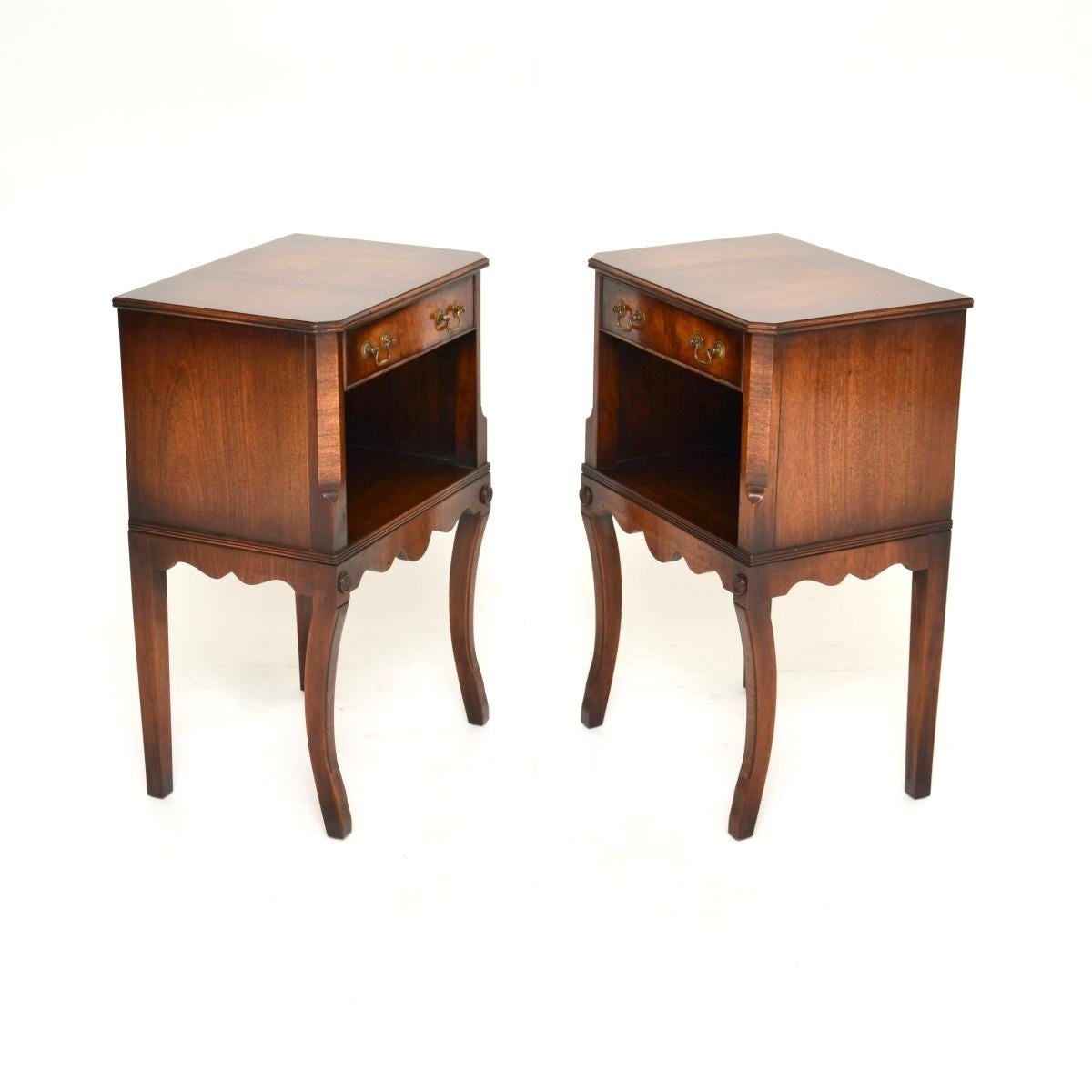 Georgien Paire de tables de chevet / tables d'appoint anciennes de style géorgien en vente