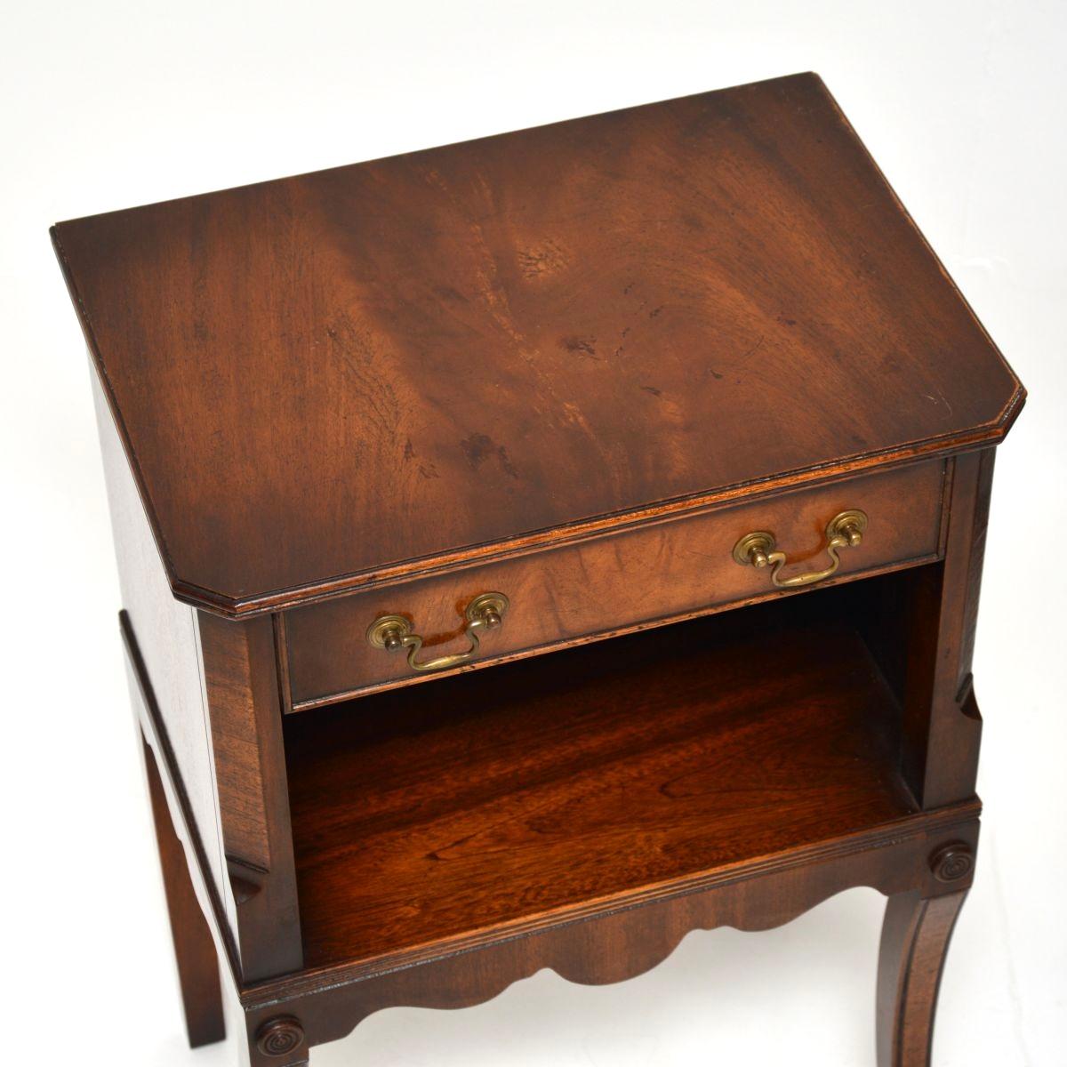 Paire de tables de chevet / tables d'appoint anciennes de style géorgien Bon état - En vente à London, GB