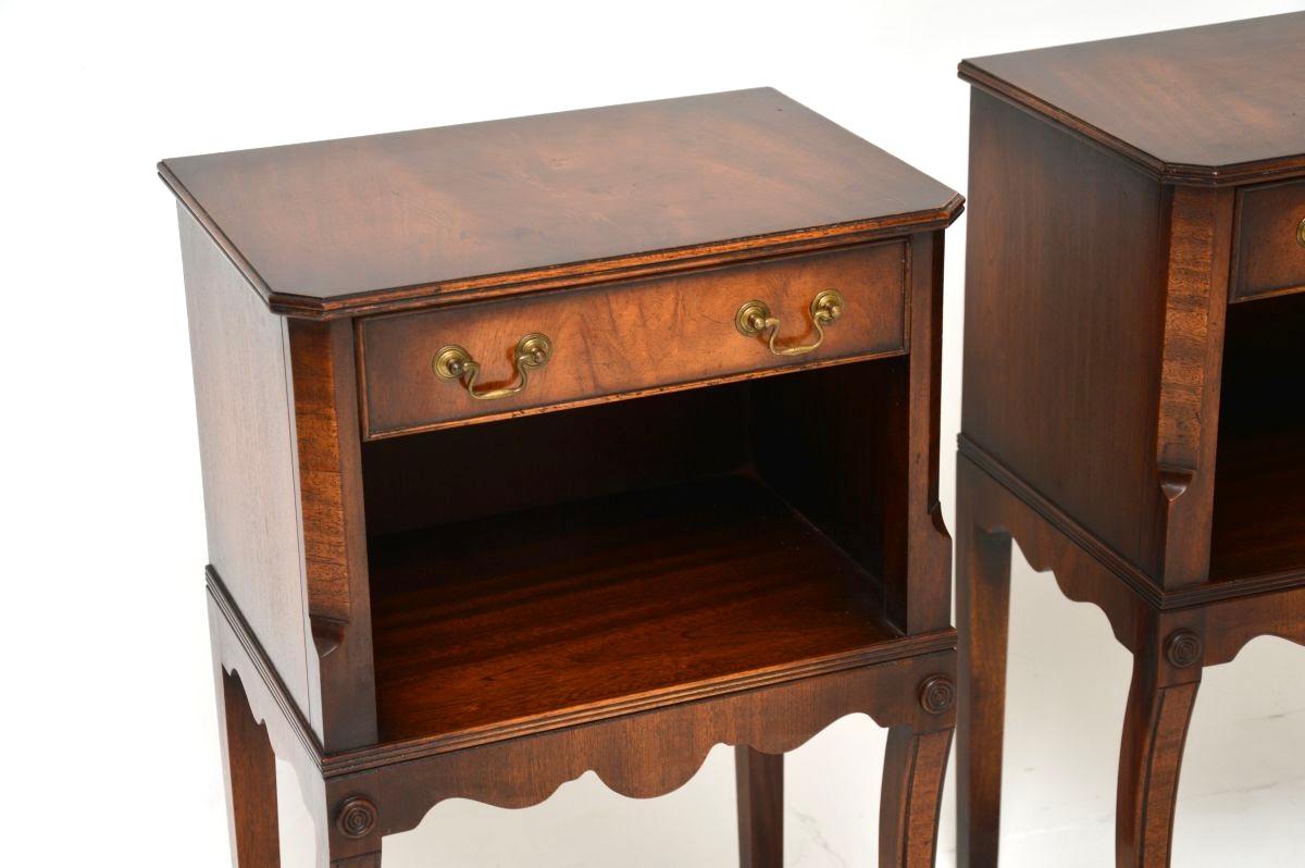 Bois Paire de tables de chevet / tables d'appoint anciennes de style géorgien en vente