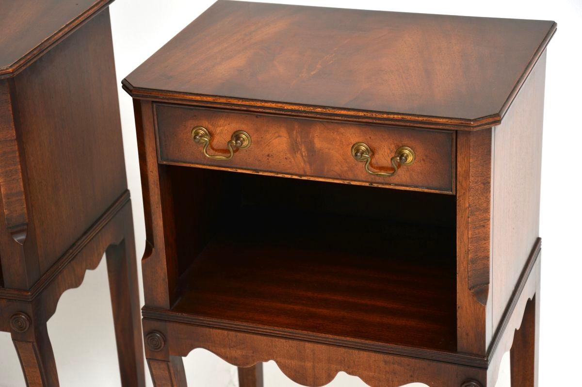 Paire de tables de chevet / tables d'appoint anciennes de style géorgien en vente 1