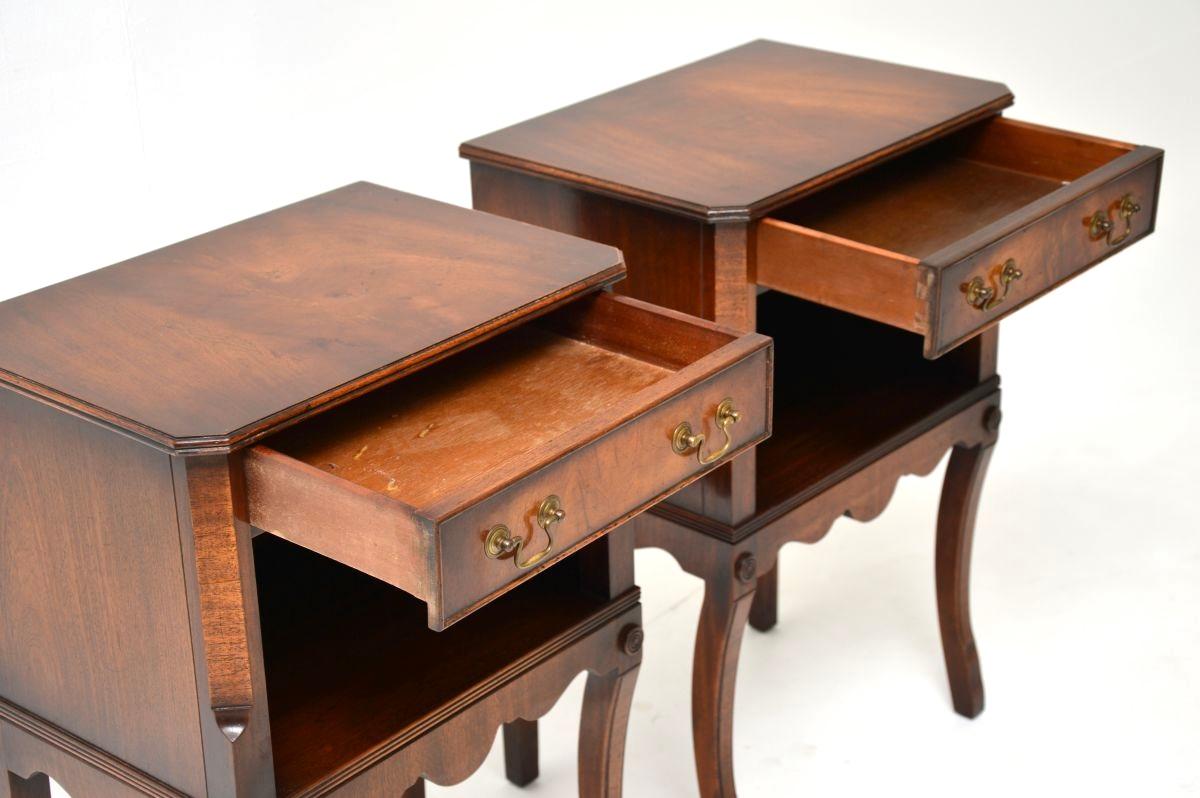 Paire de tables de chevet / tables d'appoint anciennes de style géorgien en vente 2