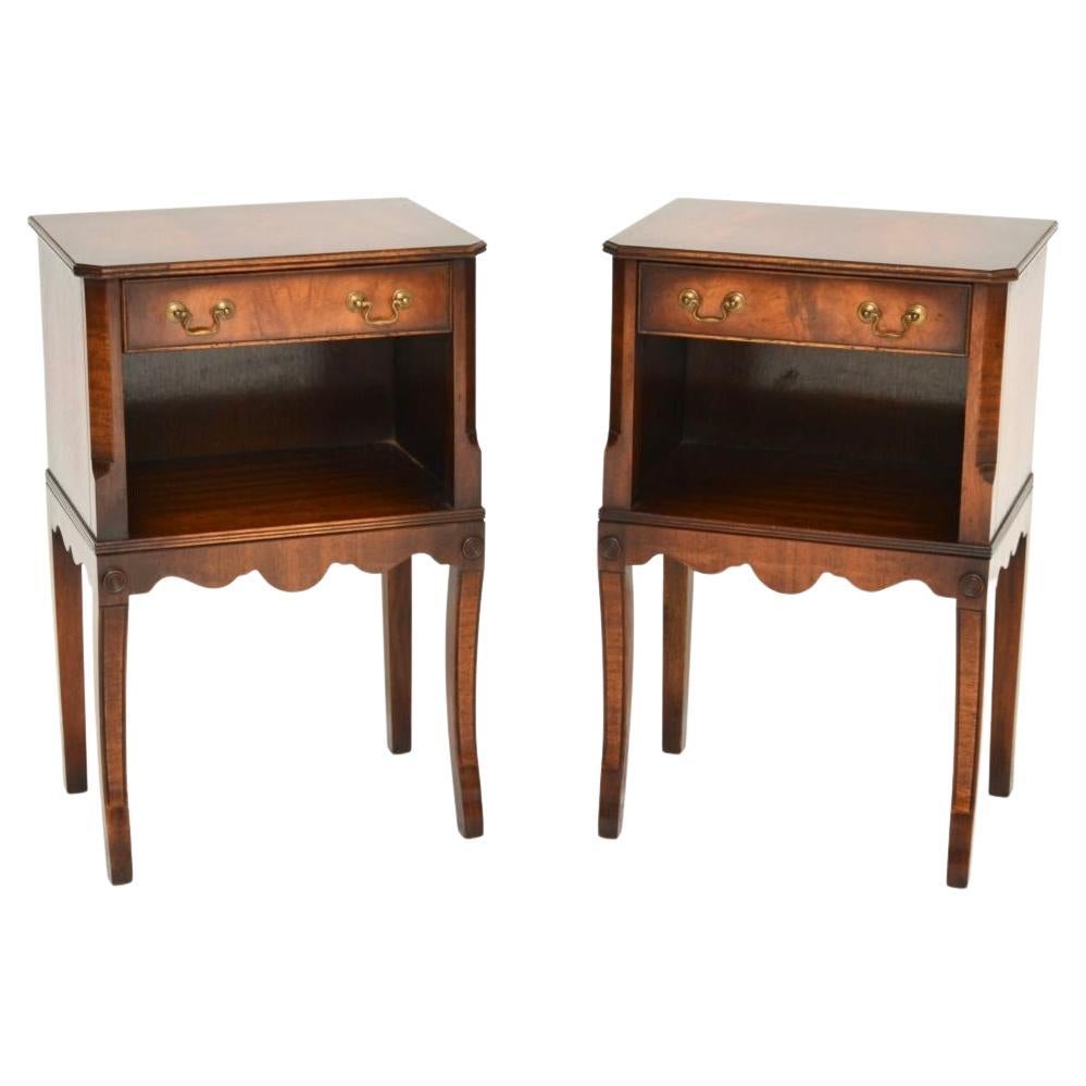 Paire de tables de chevet / tables d'appoint anciennes de style géorgien