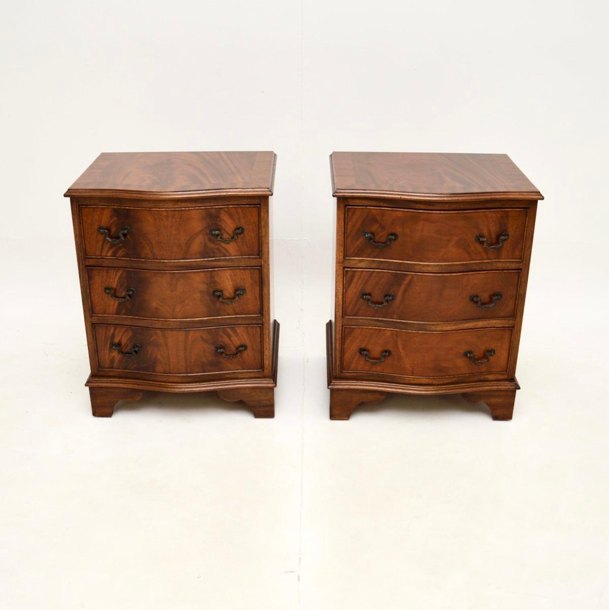 A beautiful pair of antique bedside chests of drawers. They were made in England & date from around the 1950’s.

The quality is superb, they have serpentine shaped fronts, sit on bracket feet and have wonderful solid brass handles with lovely