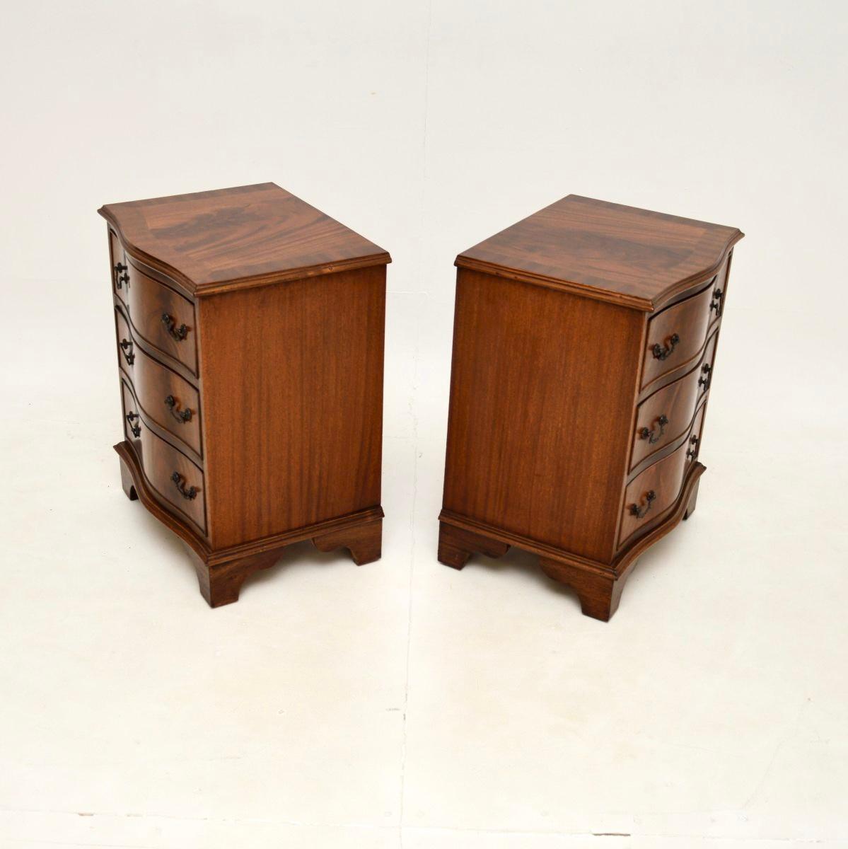 Pair of Antique Georgian Style Bedside Chests In Good Condition In London, GB