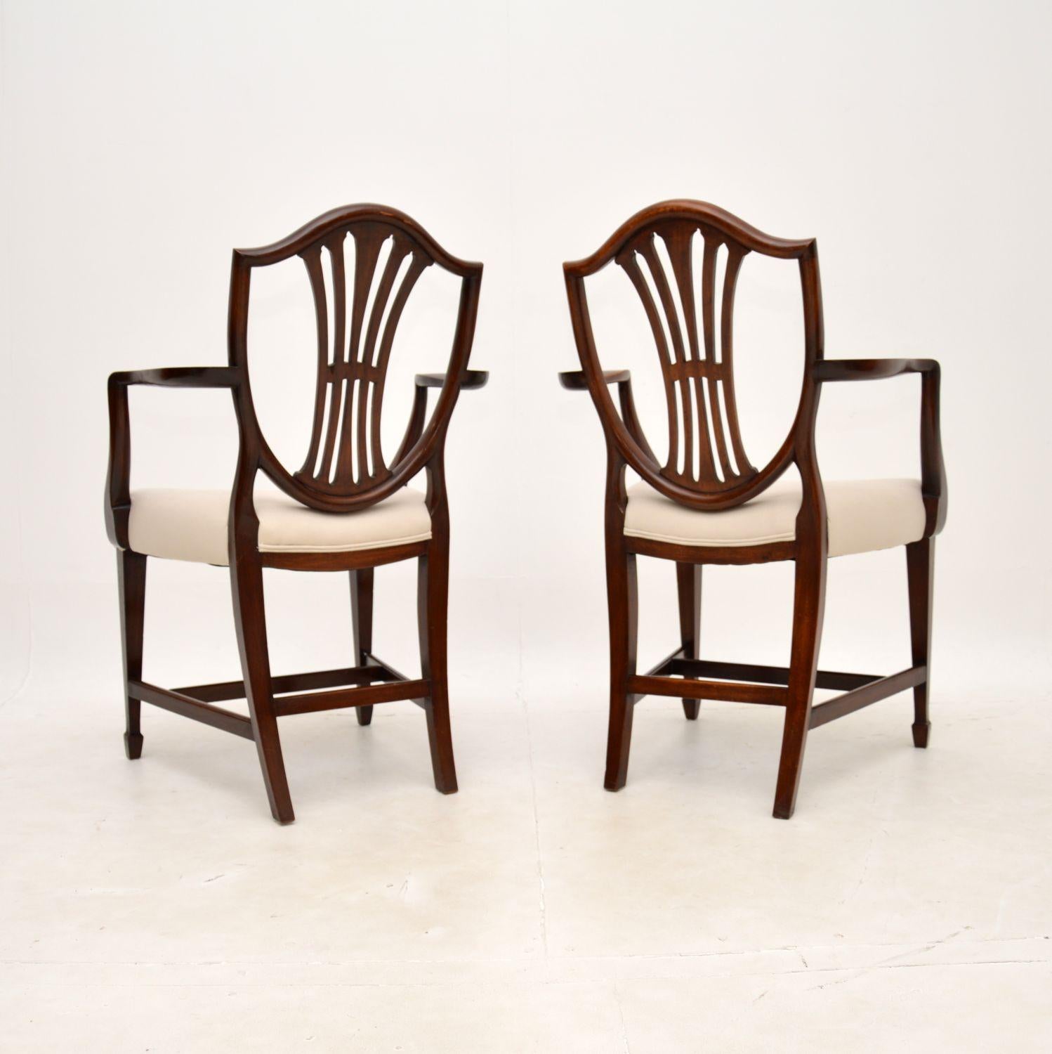 Britannique Paire d'anciens fauteuils Carver de style géorgien en vente