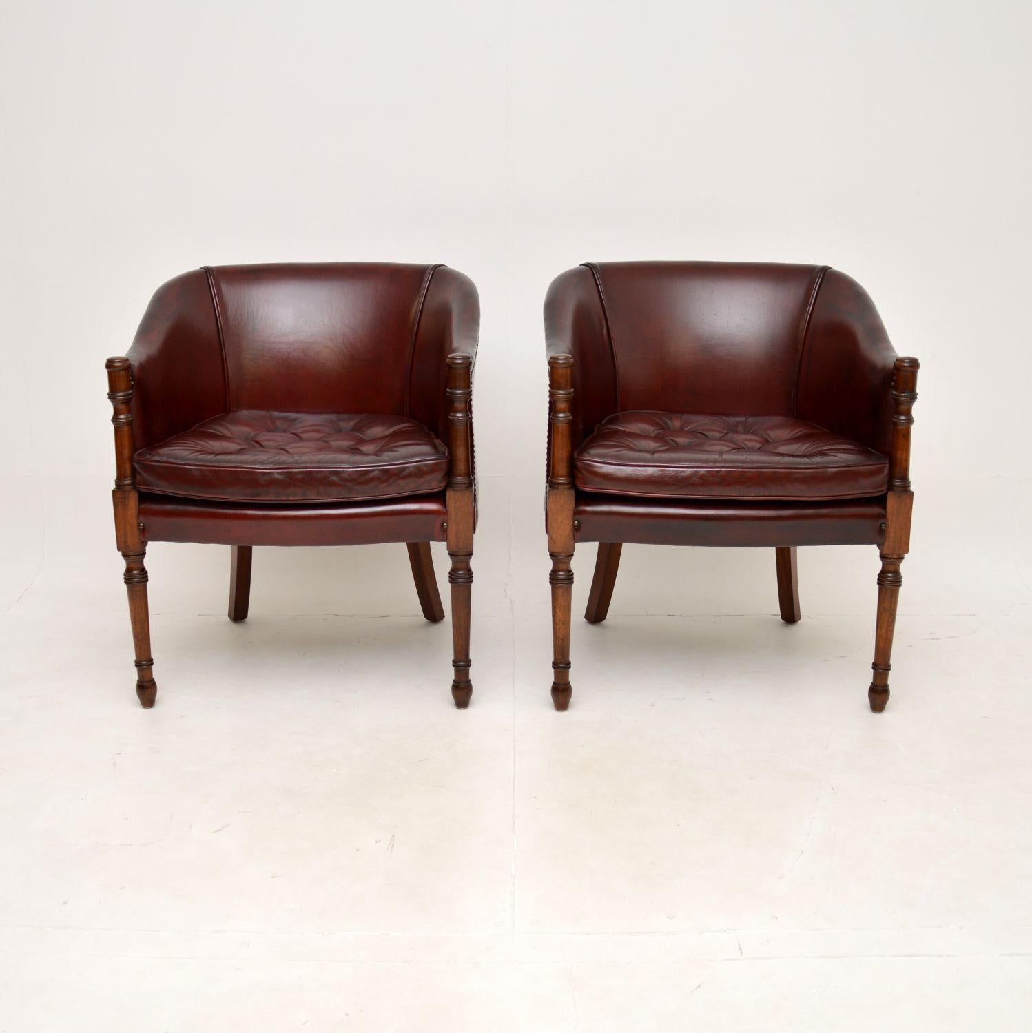 Une paire de fauteuils anciens en cuir de style géorgien, très élégants et extrêmement bien faits. Fabriqués en Angleterre, ils datent des années 1950.

La qualité est superbe, ils sont très confortables et magnifiquement conçus. Le cuir bordeaux a