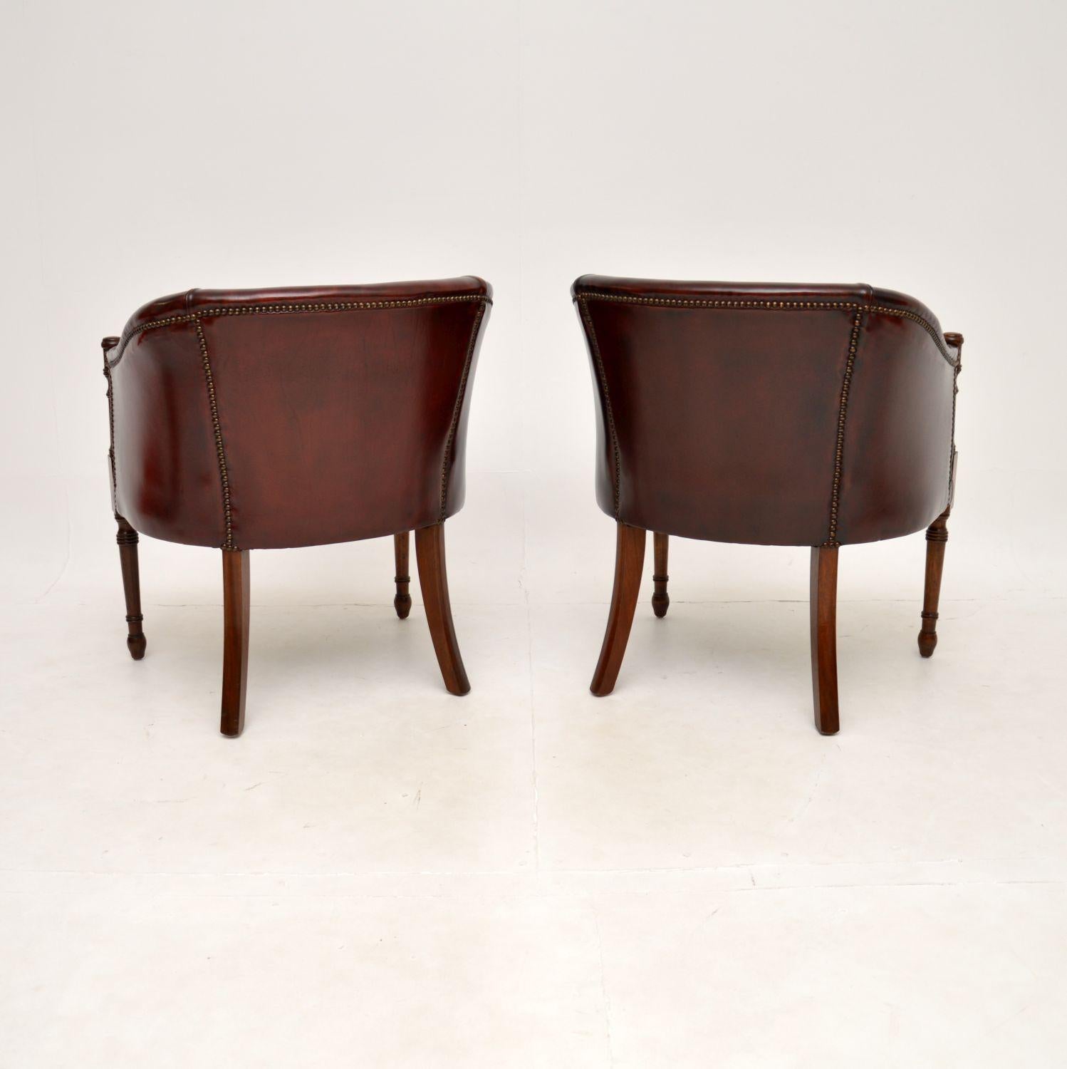 Britannique Paire de fauteuils anciens en cuir de style géorgien en vente