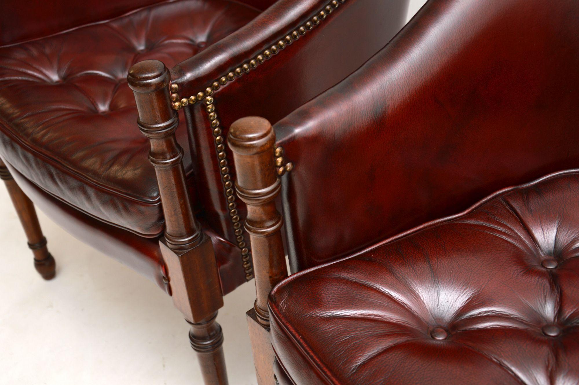 Cuir Paire de fauteuils anciens en cuir de style géorgien en vente