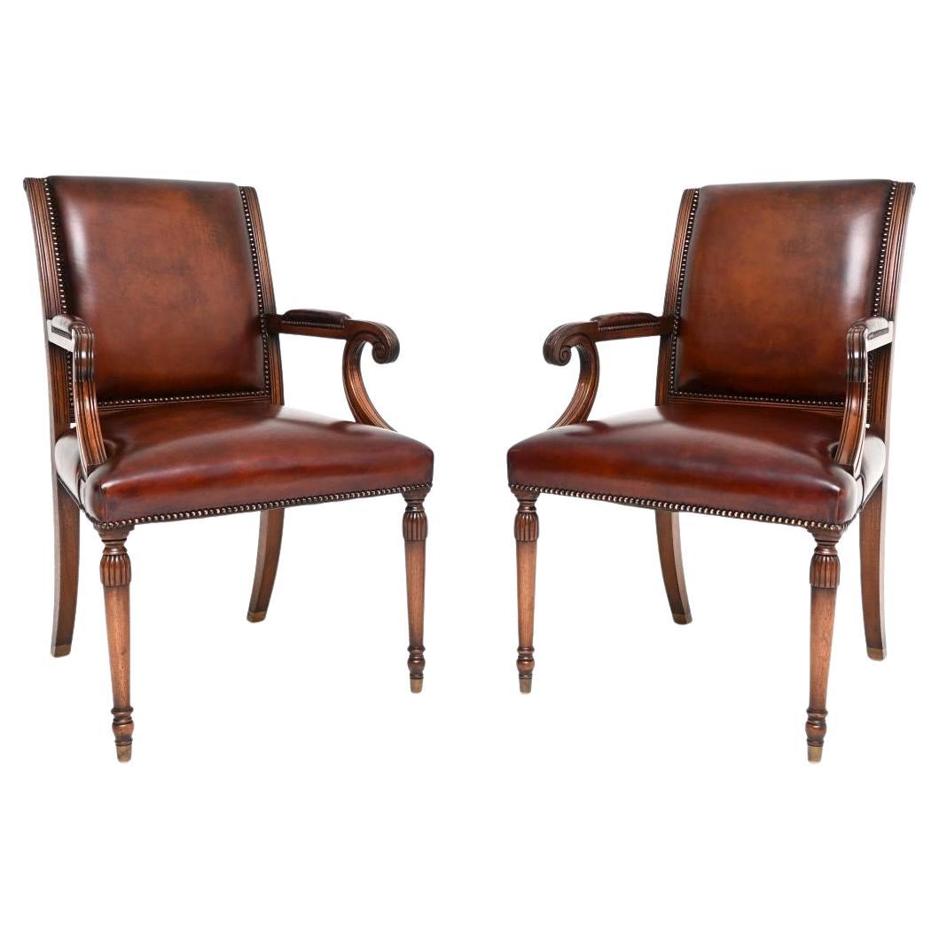 Paire de fauteuils anciens en cuir de style géorgien