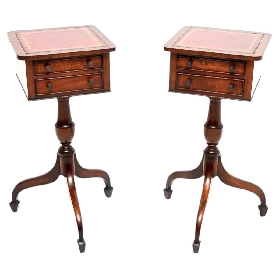 Paire de tables d'appoint anciennes de style géorgien avec plateau en cuir en vente