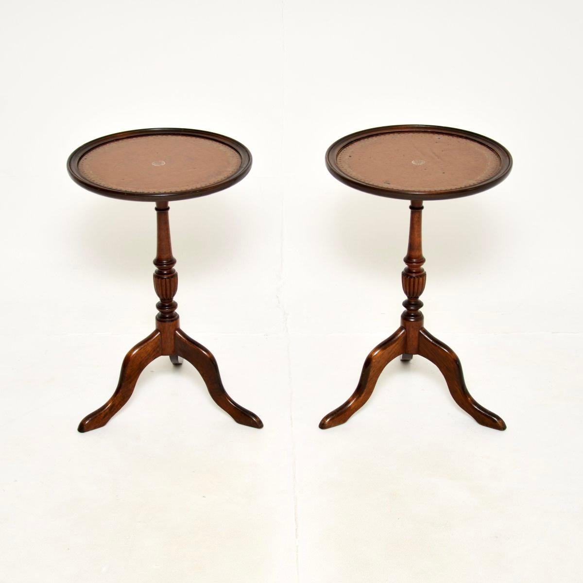 Une paire de tables à vin anciennes en cuir, élégantes et très utiles. Fabriqués en Angleterre, ils datent des années 1930.

Ils sont extrêmement bien faits, la qualité est superbe. Les cadres sont magnifiquement tournés et reposent sur des bases