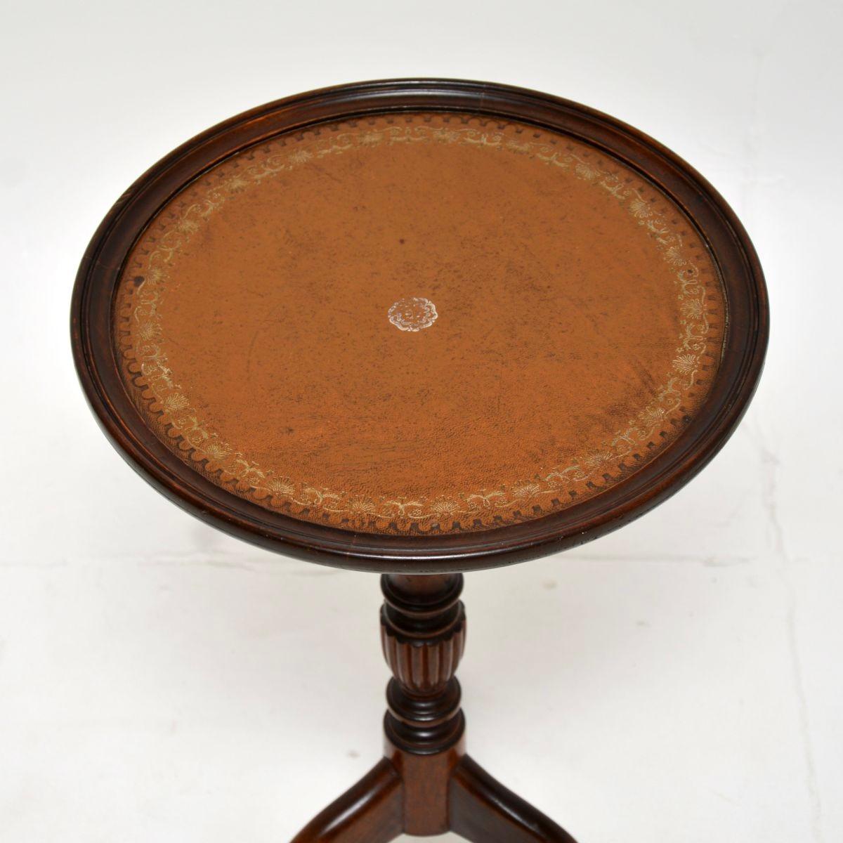 Milieu du XXe siècle Pair of Antique Georgian Style Leather Top Wine Tables en vente