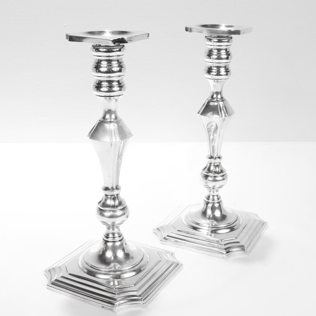 A fine pair of antique candlesticks or candleholders.

By Redlich & Co.

In sterling silver.

Model no. 2143.

Each with a stepped base, robust baluster stem, and removable bobeches.

Fully hallmarked to the base.

Simply a wonderful pair of