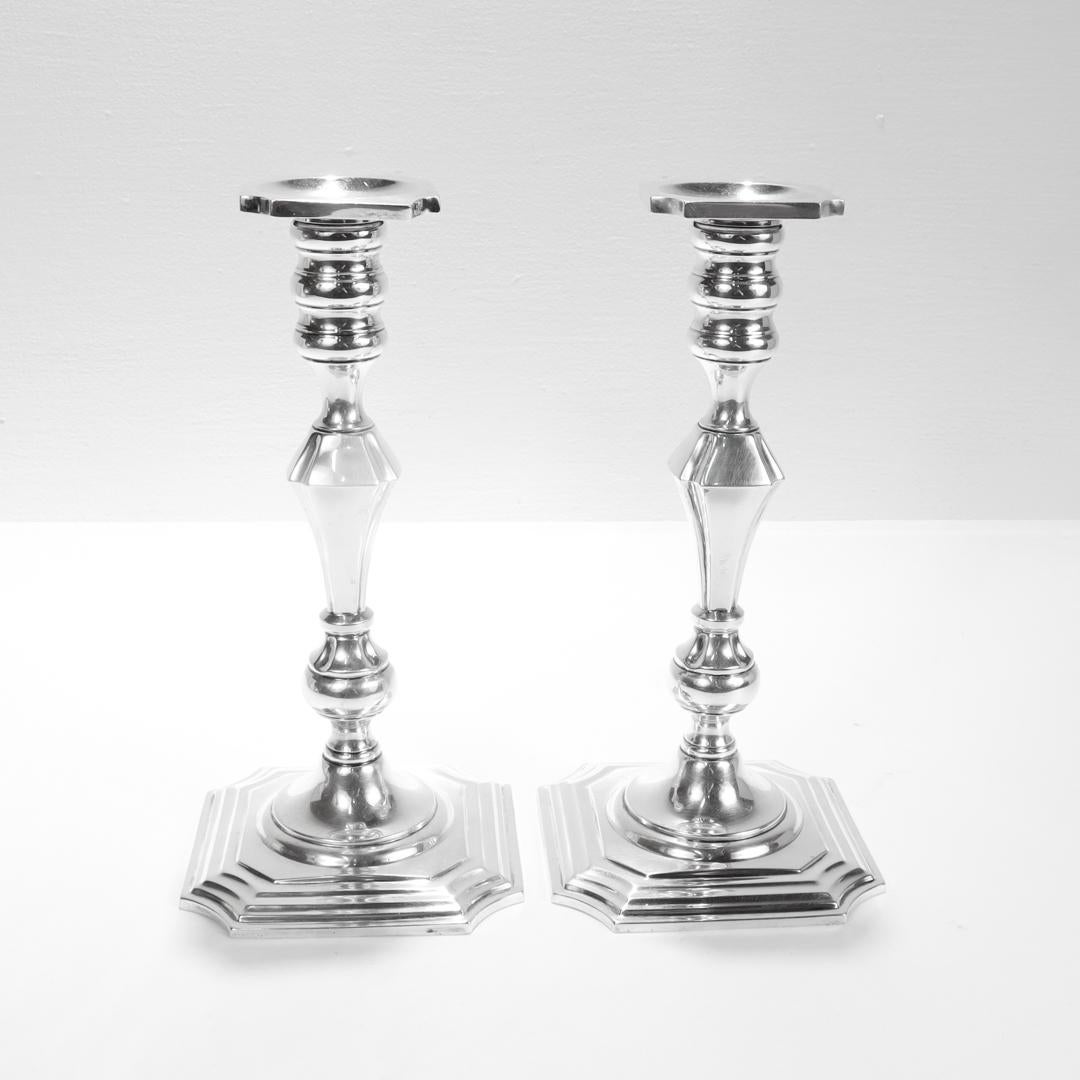 Paar antike Redlich & Co.-Stücke im georgianischen Stil, antik. Sterling Silber 9-Zoll-Kerzenleuchter im Zustand „Gut“ im Angebot in Philadelphia, PA