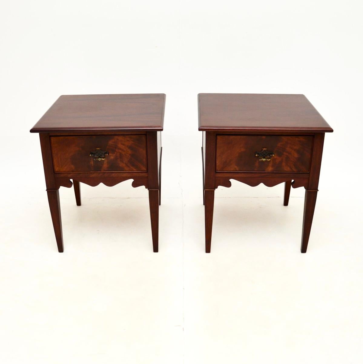 Una coppia molto utile di antichi tavolini/comodini in stile georgiano. Sono stati prodotti in Inghilterra e risalgono agli anni '60 circa.

La qualità è superba, le dimensioni sono ottime per essere utilizzate come sponde del letto o in un salotto.