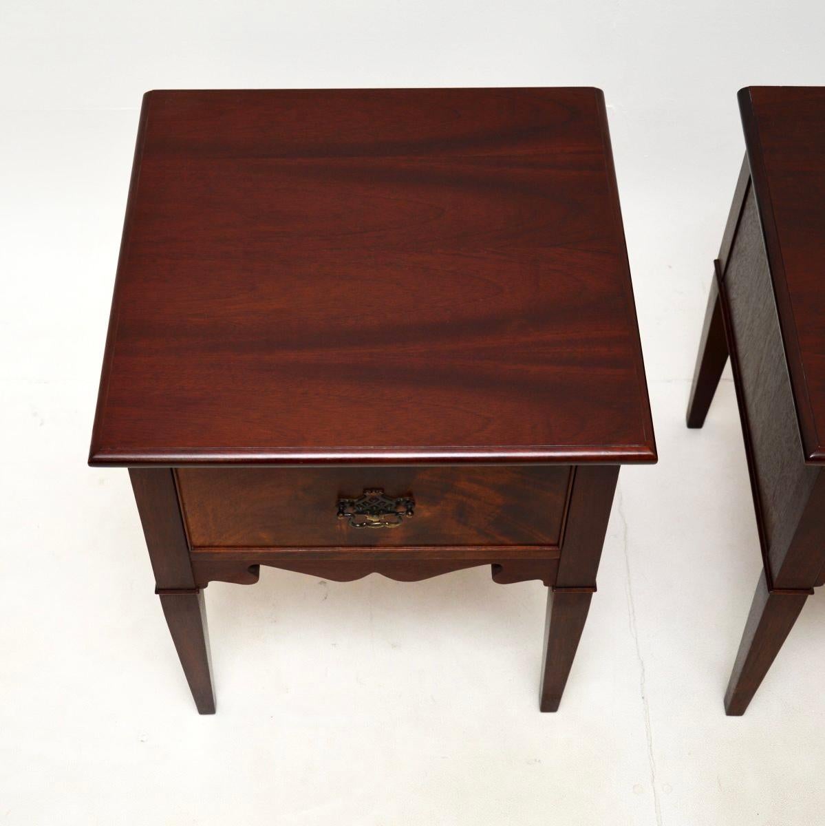 Legno Coppia di antichi tavolini da salotto/comodini in stile georgiano in vendita