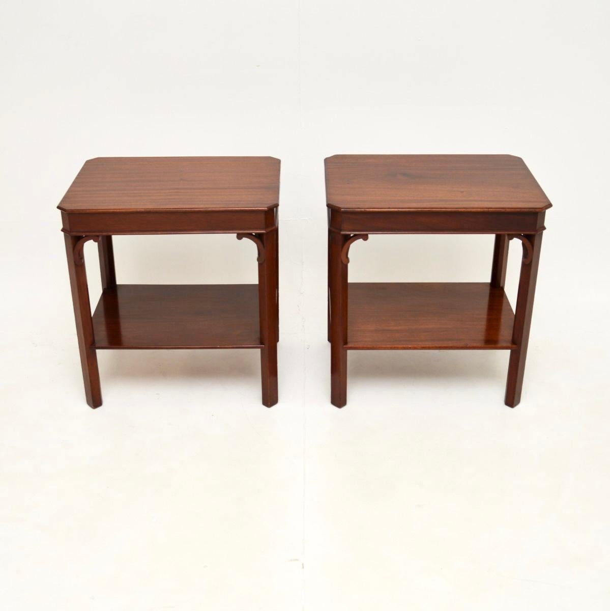 Une paire de tables d'appoint antiques de style géorgien, élégantes et très bien réalisées. Fabriqués en Angleterre, ils datent des années 1950.

La qualité est excellente et les dimensions sont très utiles pour les tables de lampe. Les plateaux