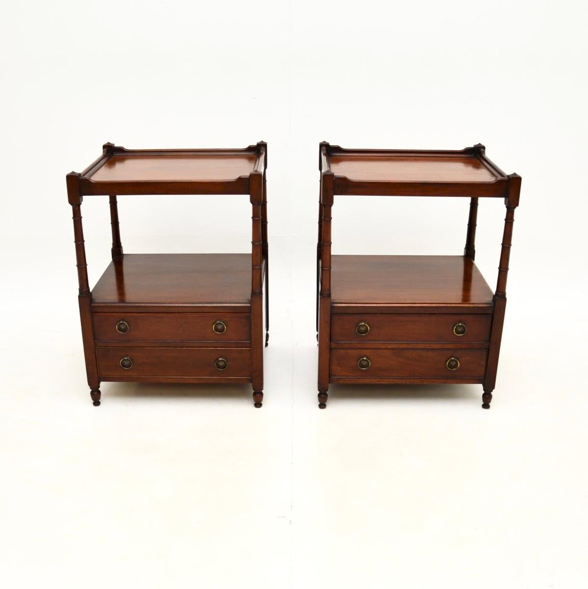Une paire de tables d'appoint antiques de style géorgien, élégantes et très bien faites. Fabriqués en Angleterre, ils datent des années 1950.

La qualité est excellente, ils ont deux niveaux utiles avec deux tiroirs dans la partie inférieure. Ils