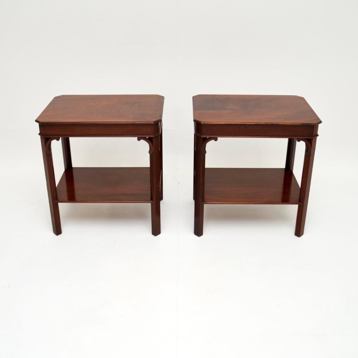 Una coppia di tavolini antichi in stile georgiano, eleganti e di ottima fattura. Sono stati prodotti in Inghilterra e risalgono agli anni '50 circa.

La qualità è eccellente e le dimensioni sono molto utili per essere utilizzate come tavolini da