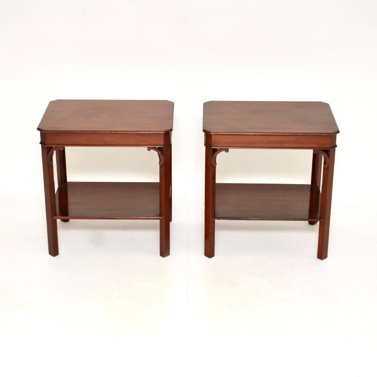 Une paire de tables d'appoint antiques de style géorgien, élégantes et très bien réalisées. Fabriqués en Angleterre, ils datent des années 1950.

La qualité est excellente et les dimensions sont très utiles pour les tables de lampe. Les plateaux