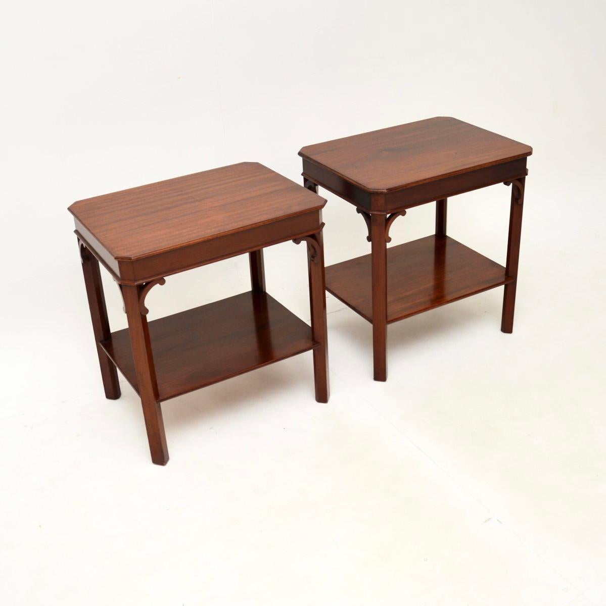 Georgien Paire de tables d'appoint anciennes de style géorgien en vente