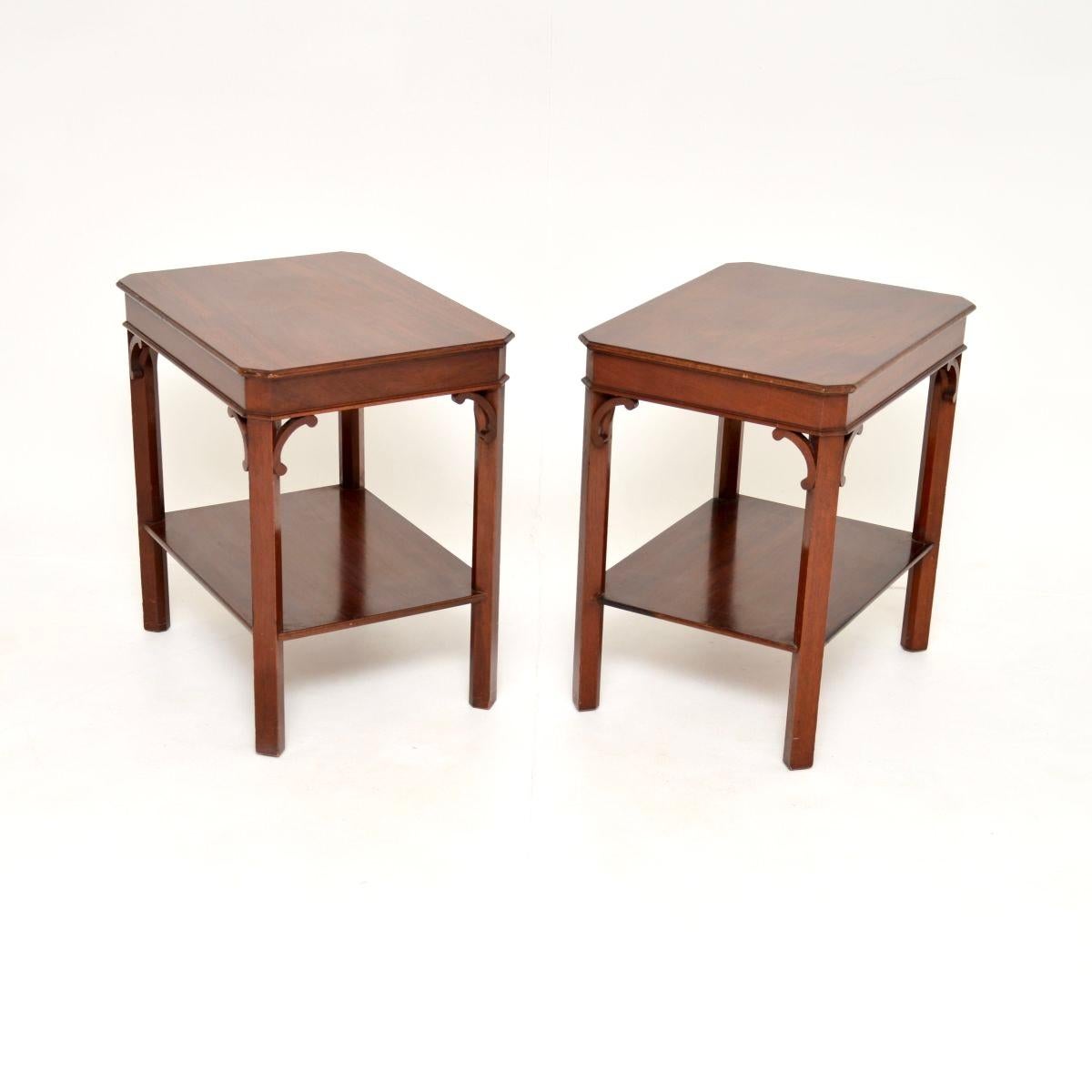 Georgien Paire de tables d'appoint anciennes de style géorgien en vente