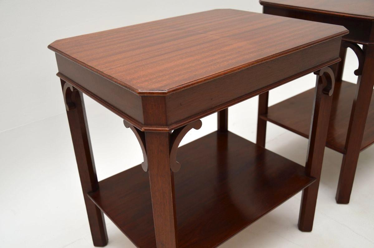 Milieu du XXe siècle Paire de tables d'appoint anciennes de style géorgien en vente