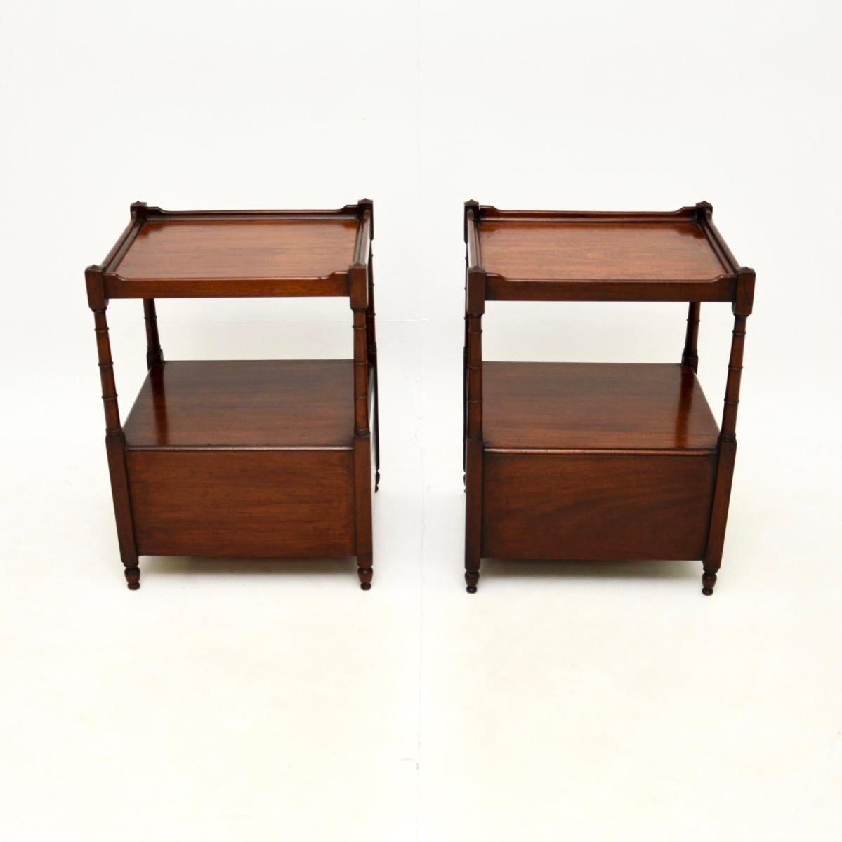 Milieu du XXe siècle Pair of Antique Georgian Style Side Tables en vente