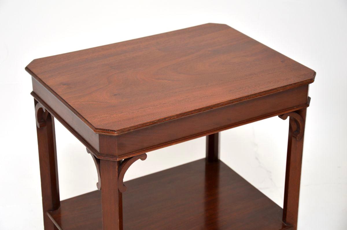 Milieu du XXe siècle Paire de tables d'appoint anciennes de style géorgien en vente