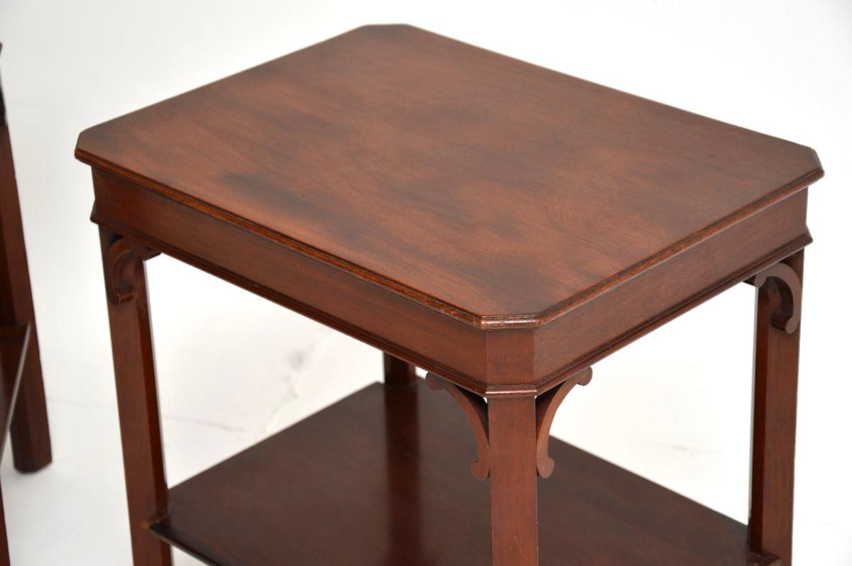 Bois Paire de tables d'appoint anciennes de style géorgien en vente