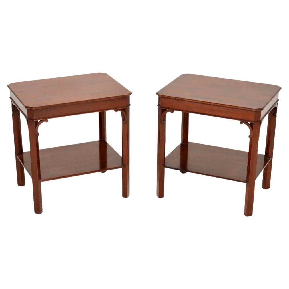 Paire de tables d'appoint anciennes de style géorgien en vente