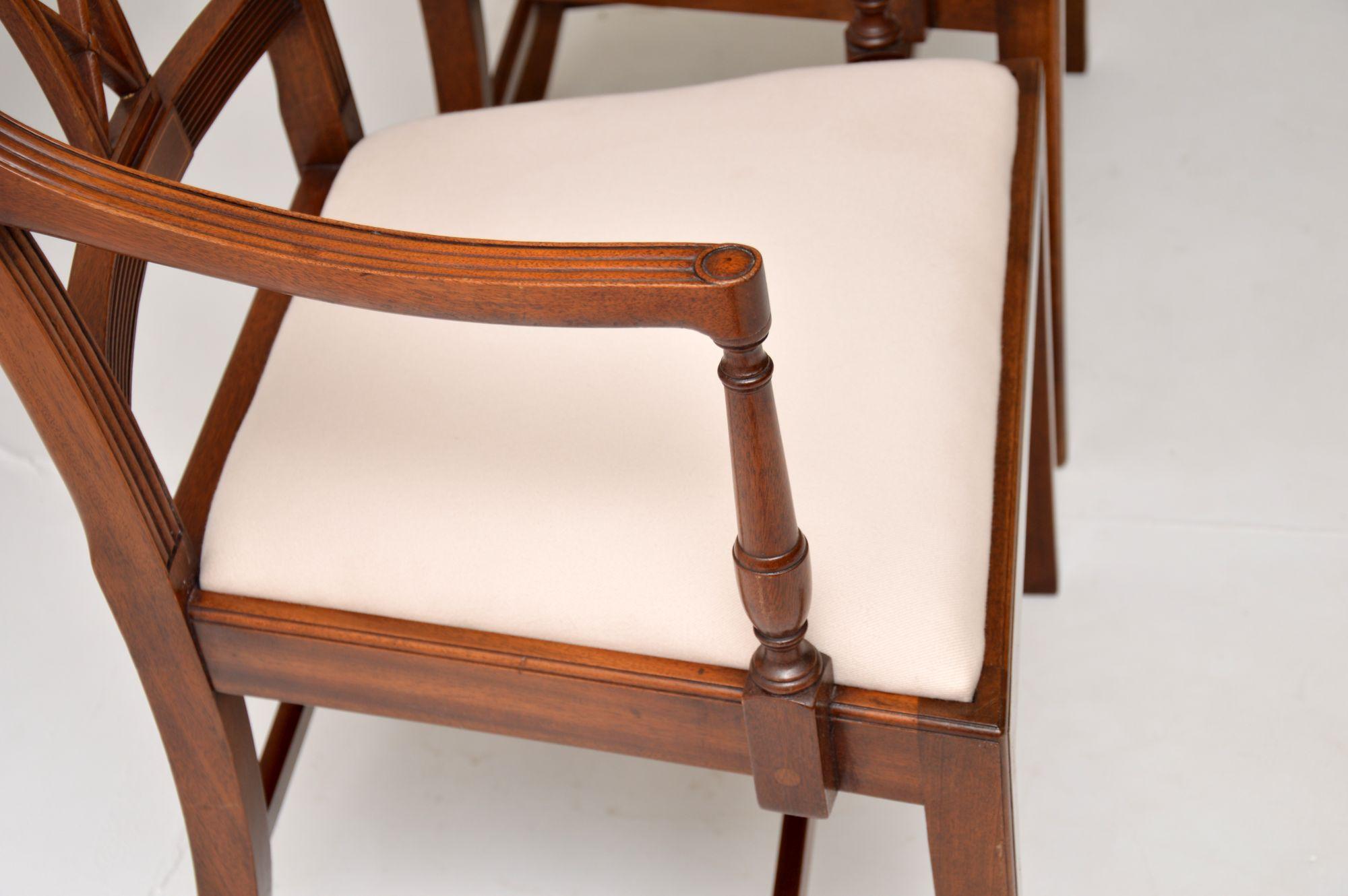 Paire de fauteuils anciens de style géorgien en noyer en vente 5