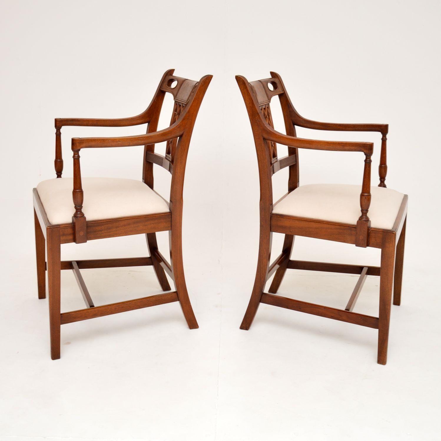 Anglais Paire de fauteuils anciens de style géorgien en noyer en vente