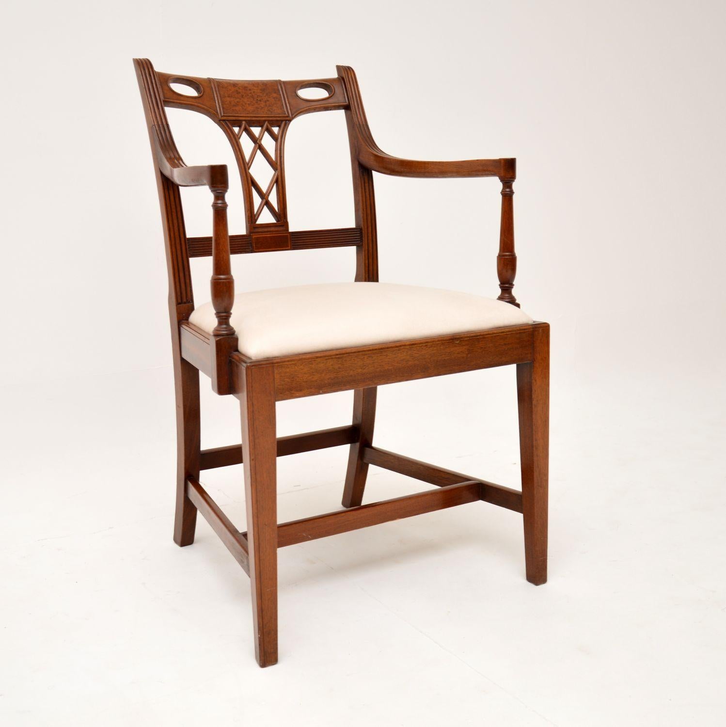 Paire de fauteuils anciens de style géorgien en noyer Bon état - En vente à London, GB