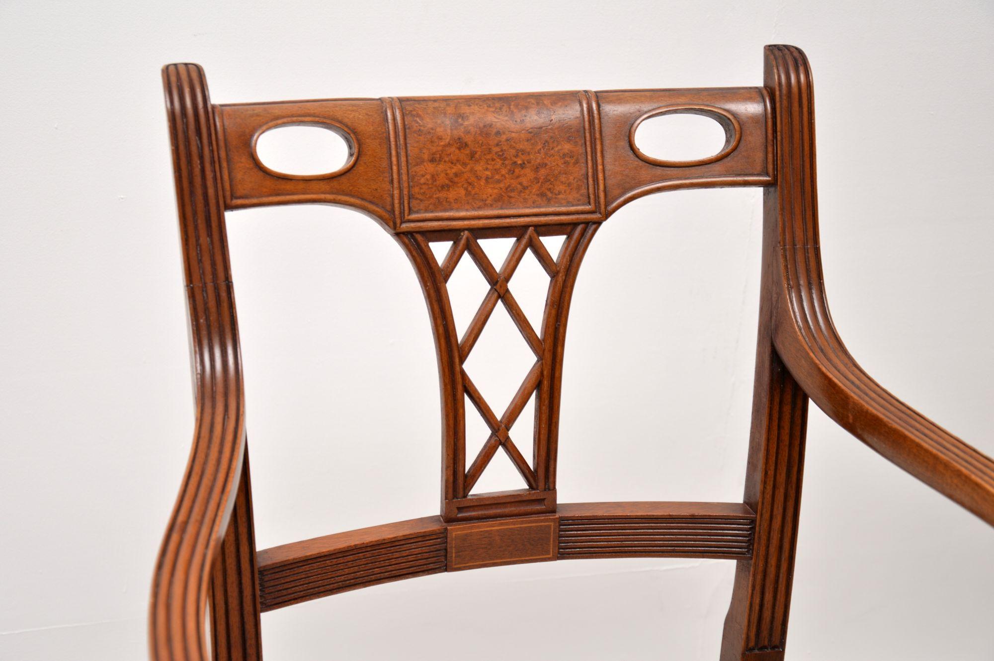 Bois Paire de fauteuils anciens de style géorgien en noyer en vente