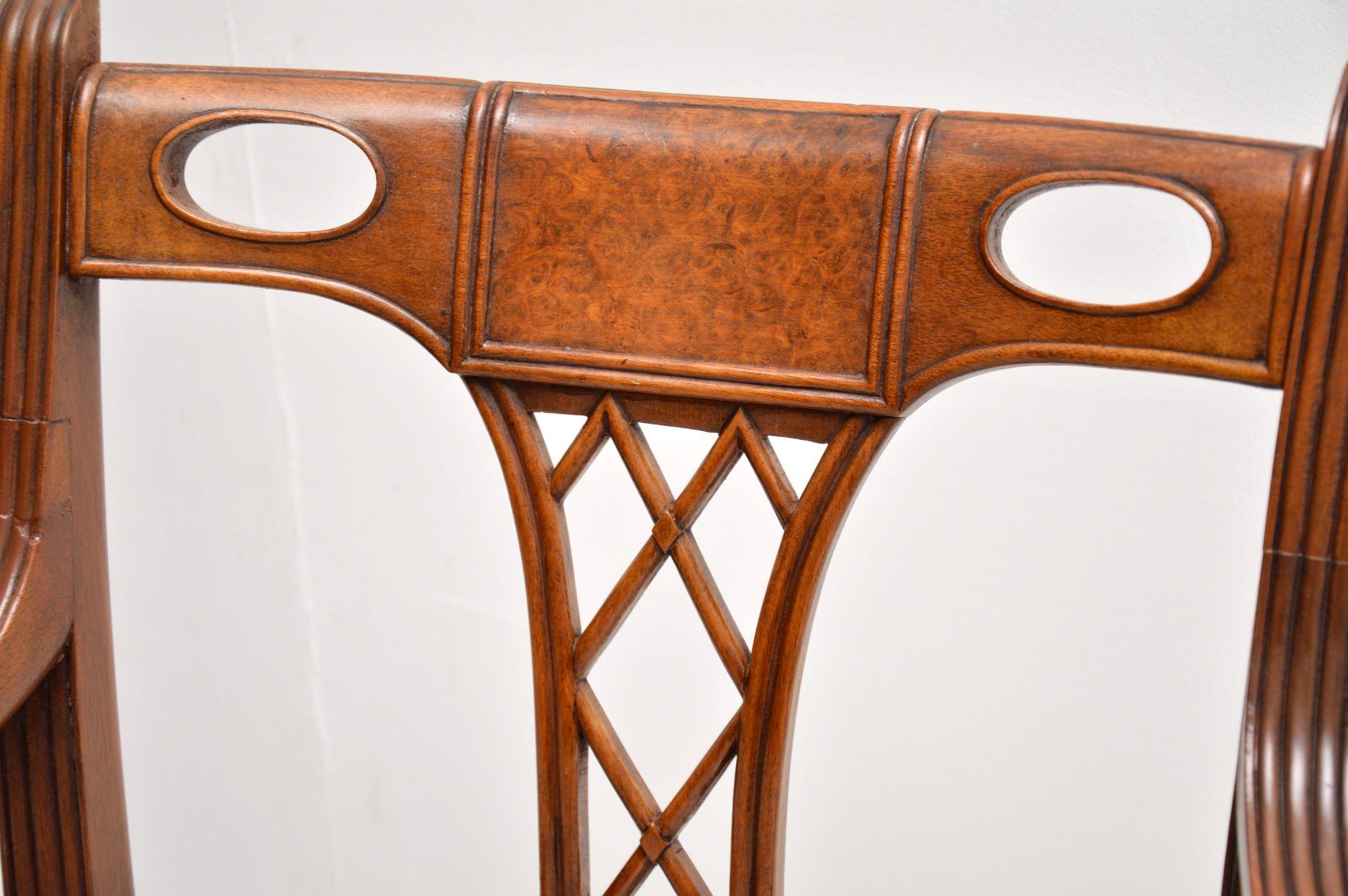 Paire de fauteuils anciens de style géorgien en noyer en vente 2
