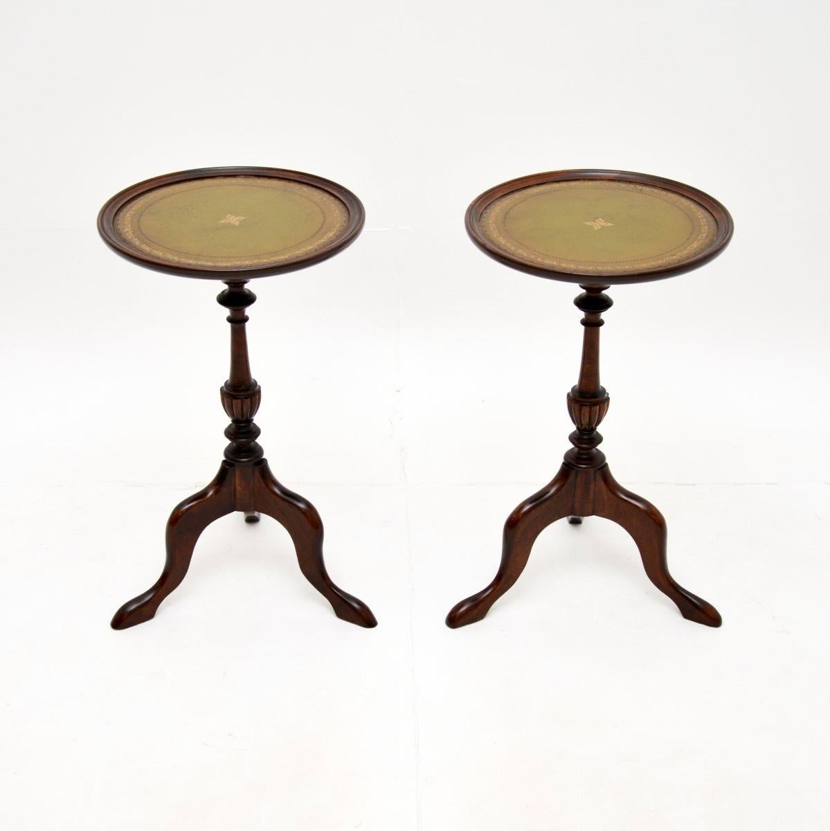 Une paire de tables à vin anciennes en cuir, élégantes et très utiles. Fabriqués en Angleterre, ils datent des années 1950.

Ils sont extrêmement bien faits, la qualité est superbe. Les cadres sont magnifiquement tournés et reposent sur des bases