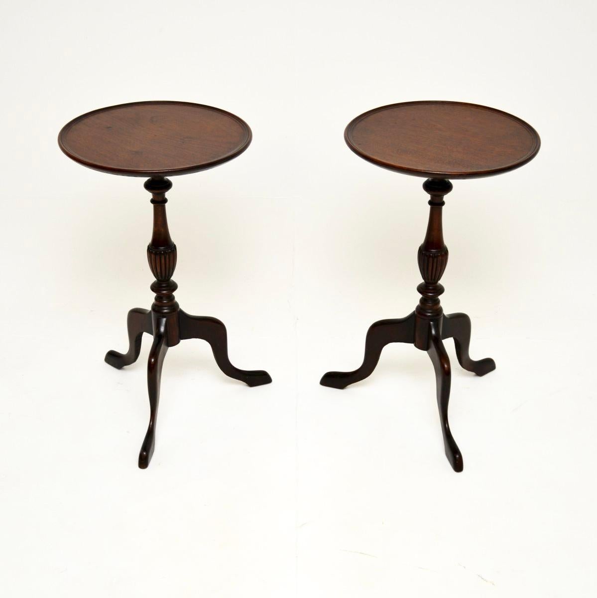 Une paire de tables à vin antiques élégantes et extrêmement bien faites. Fabriqués en Angleterre, ils datent des années 1930 environ.

Elles sont d'une superbe qualité et d'une taille très utile, plus grande que la plupart des tables à vin que nous